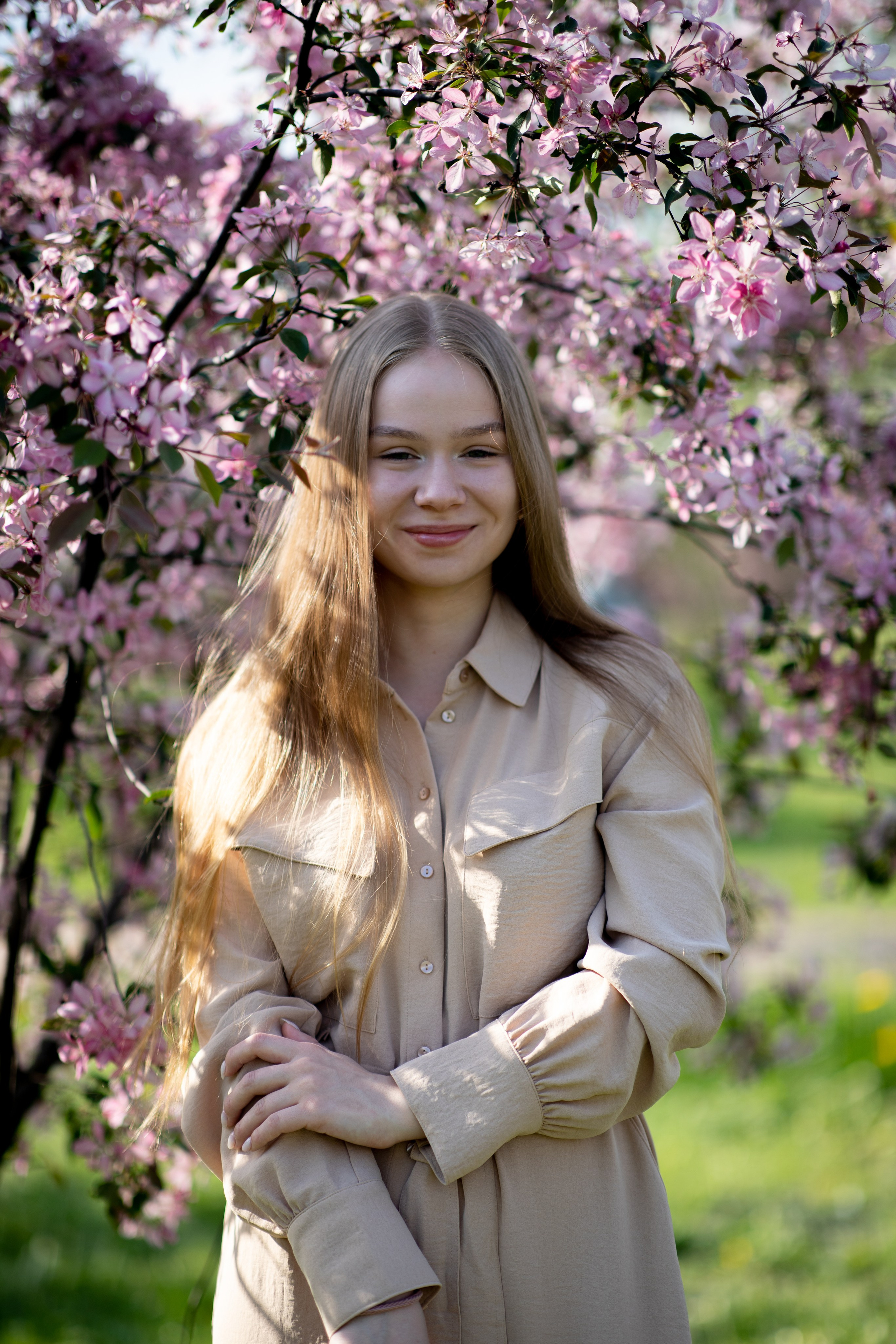 Фотосессия в цветущем яблоневом саду.