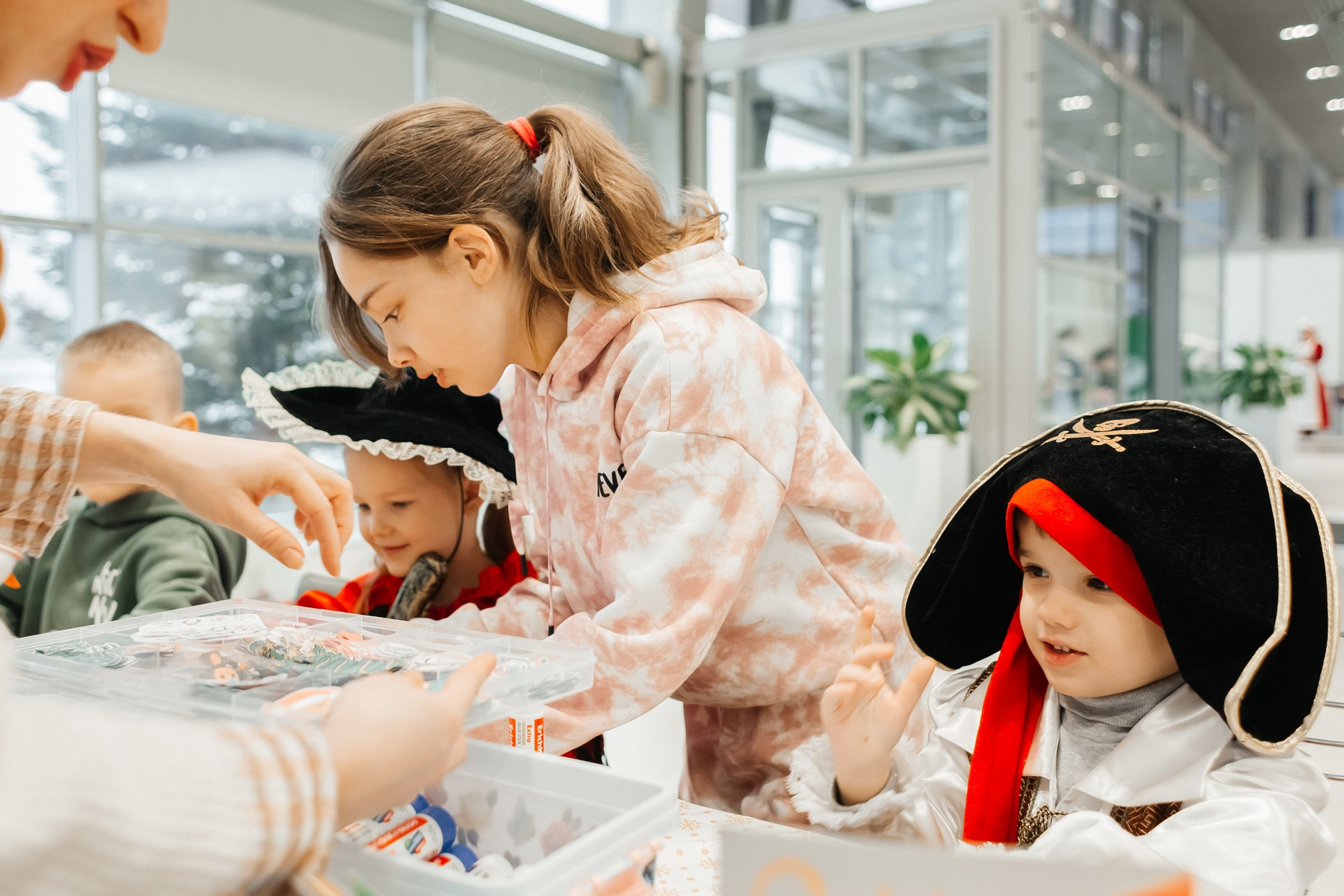 Детский мастер-класс в «Картель Авто» — «Студия чудес Алиса». Фотограф Кемерово | Сергей