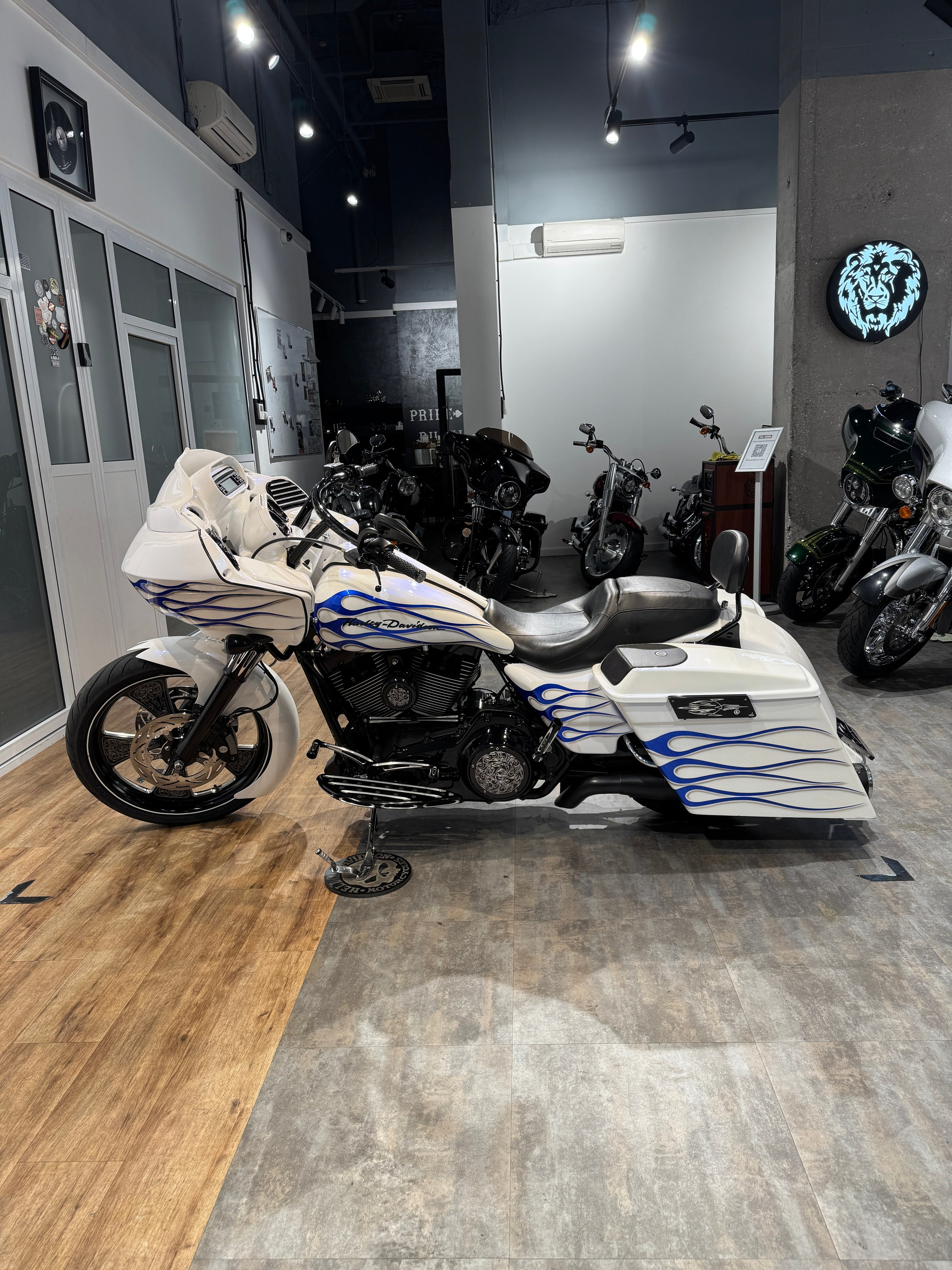 Мотоциклы Harley-Davidson Road Glide 103 White Power (Touring)  — купить мотоцикл. Hello Davidson, Москва. Только хорошие мотоциклы…