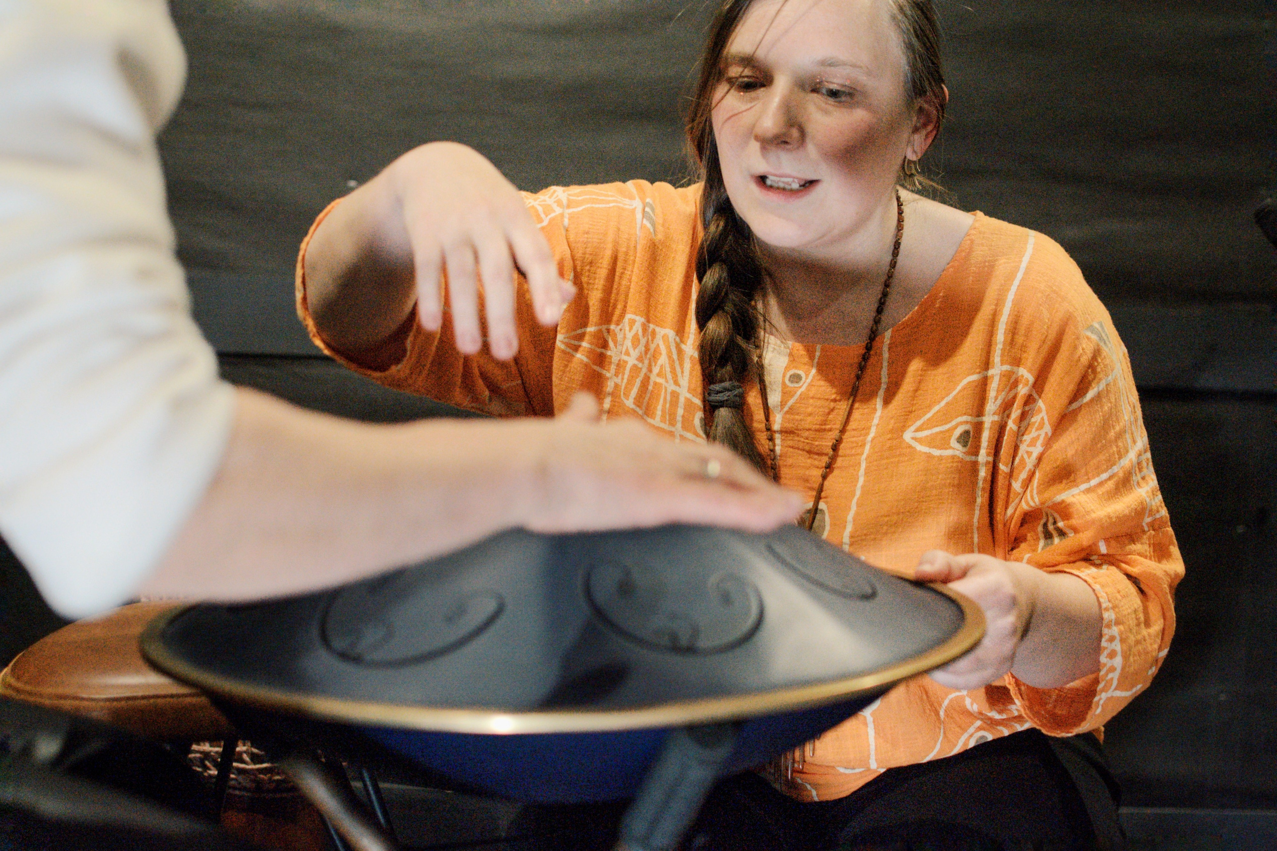 Фотосъемка мастер-класса по Хангдраму с Екатериной Князевой в школе барабанов Dedov.Drums Зеленоград. Предметный и контентный фотограф в Москве и Зеленограде Анастасиевская