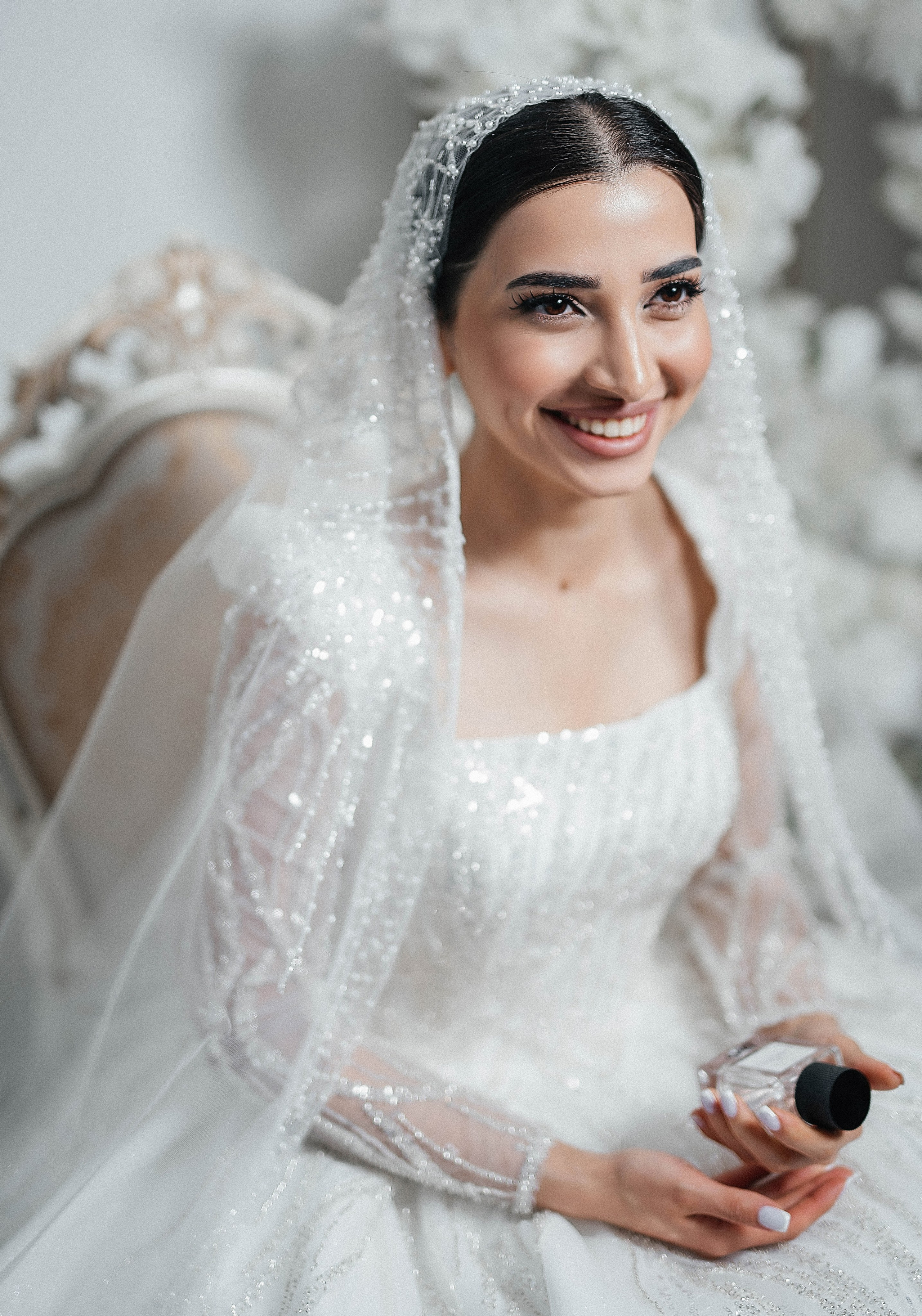 Счастливая невеста с парфюмом в руках