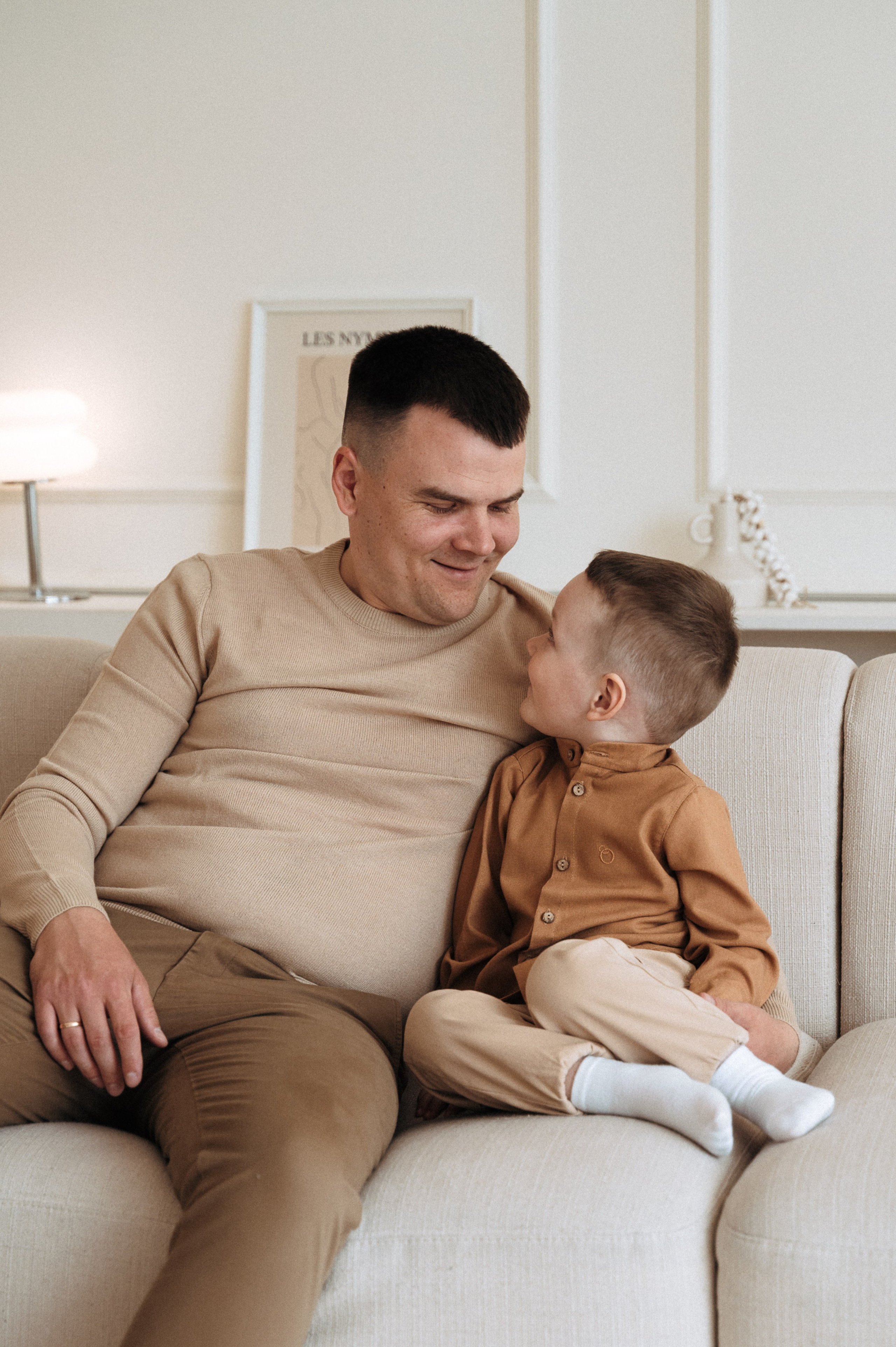 кадры папы и маленького сына в уютной фотостудии