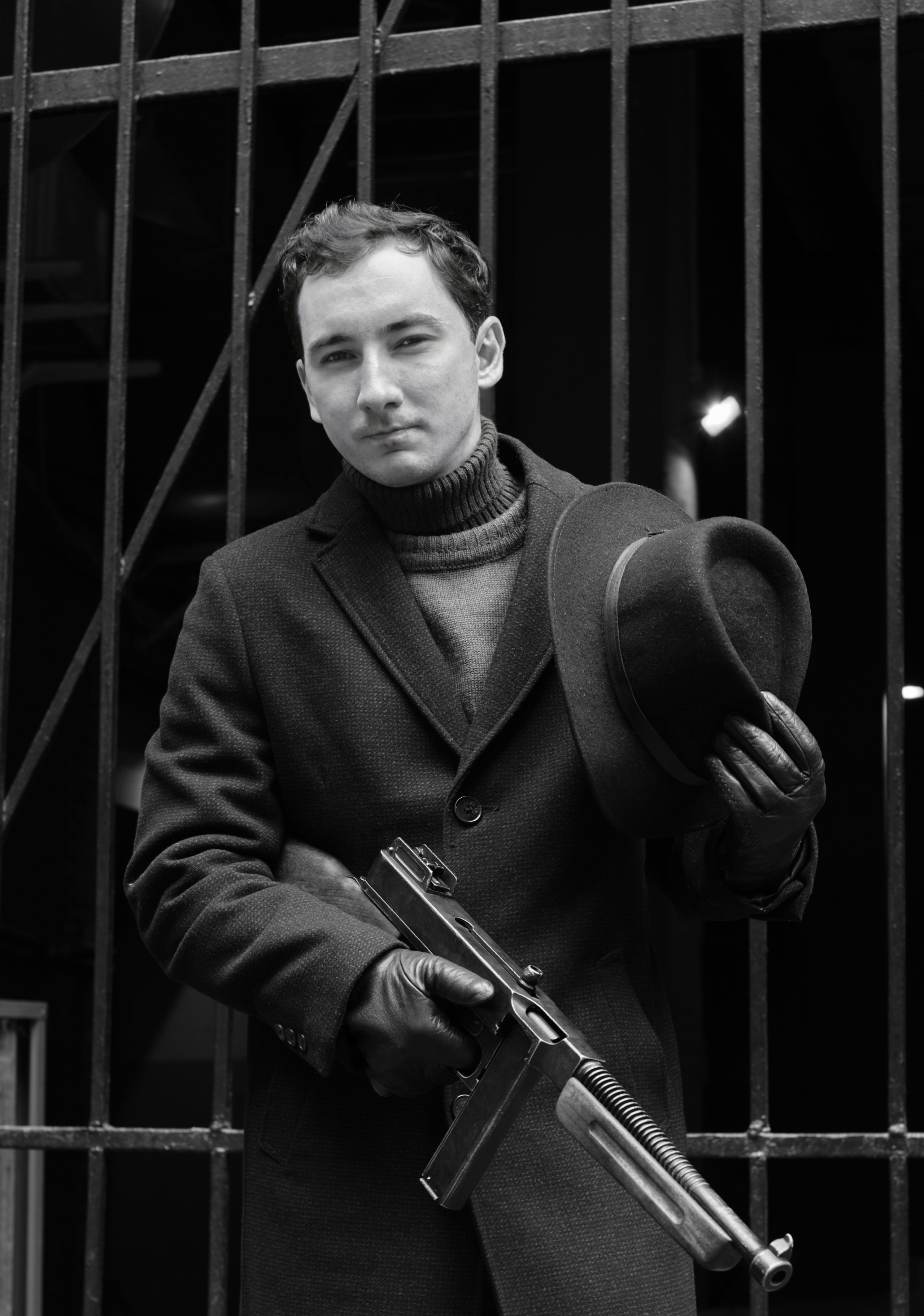 Мужчина в пальто держит шояпу и автомат Томсона Чикаго 1930