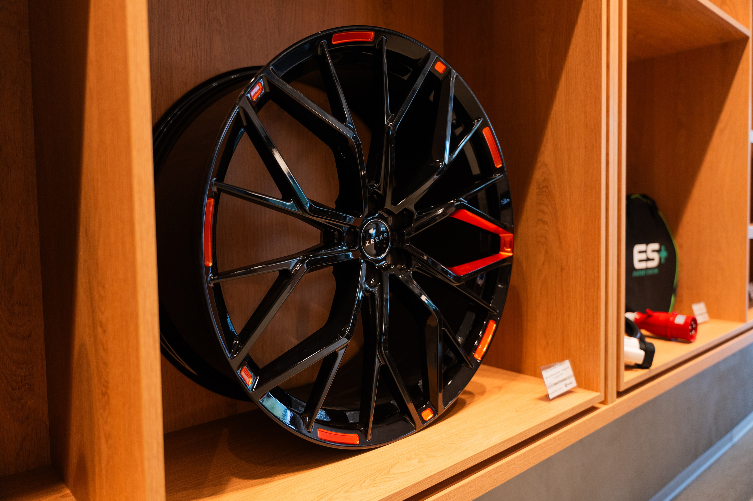 Интерьерная фотосъемка автосалона Elrus в Краснодаре. Zeekr, LiXiang Профессиональная фотосъемка интерьера премиум-автосалона в Краснодаре. Шедевры для Вас! Фотограф и Видеограф в Краснодаре Пахиев Руслан