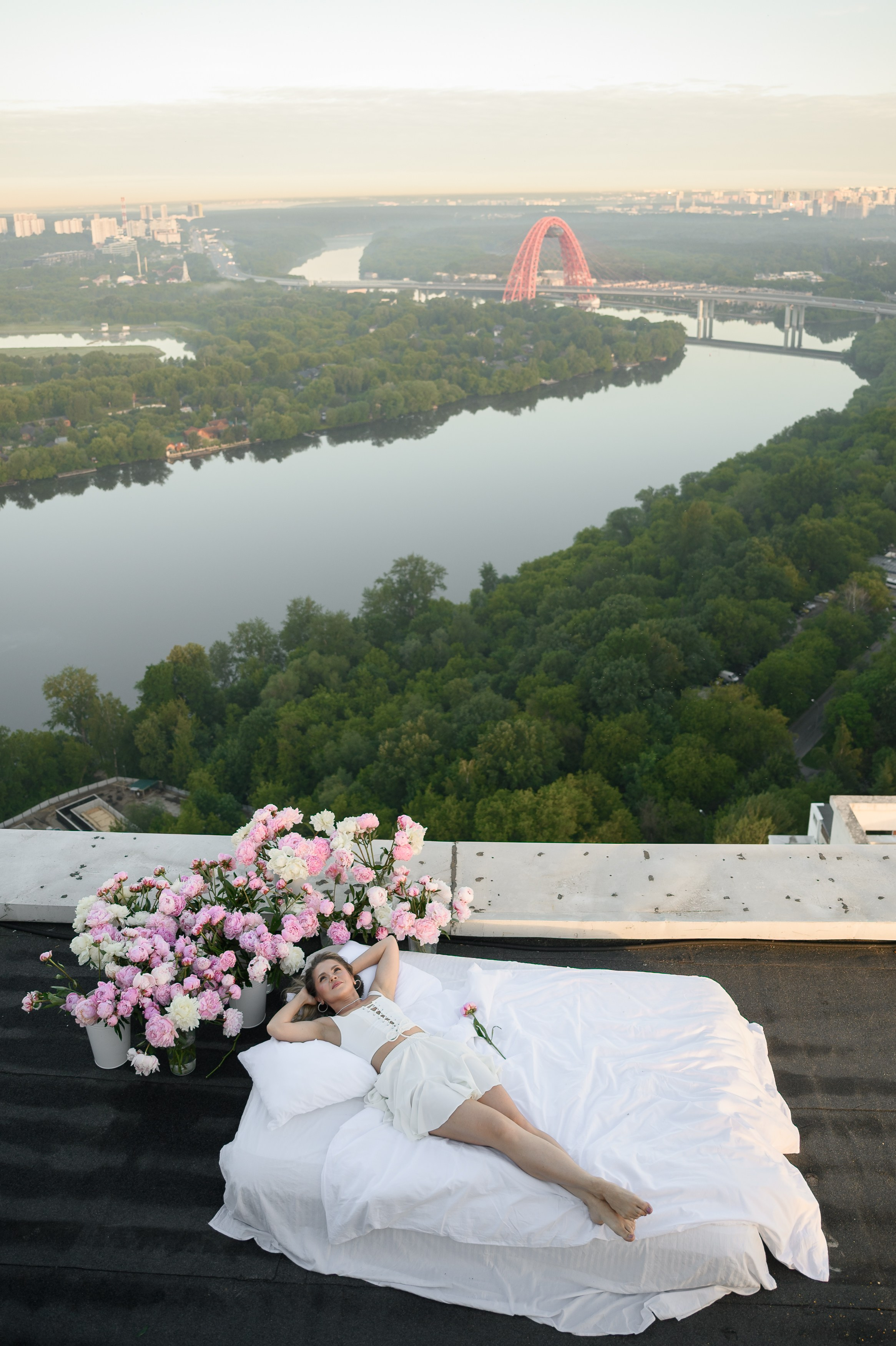 Анастасия. съёмка на крыше с пионами. Semerlina.ru