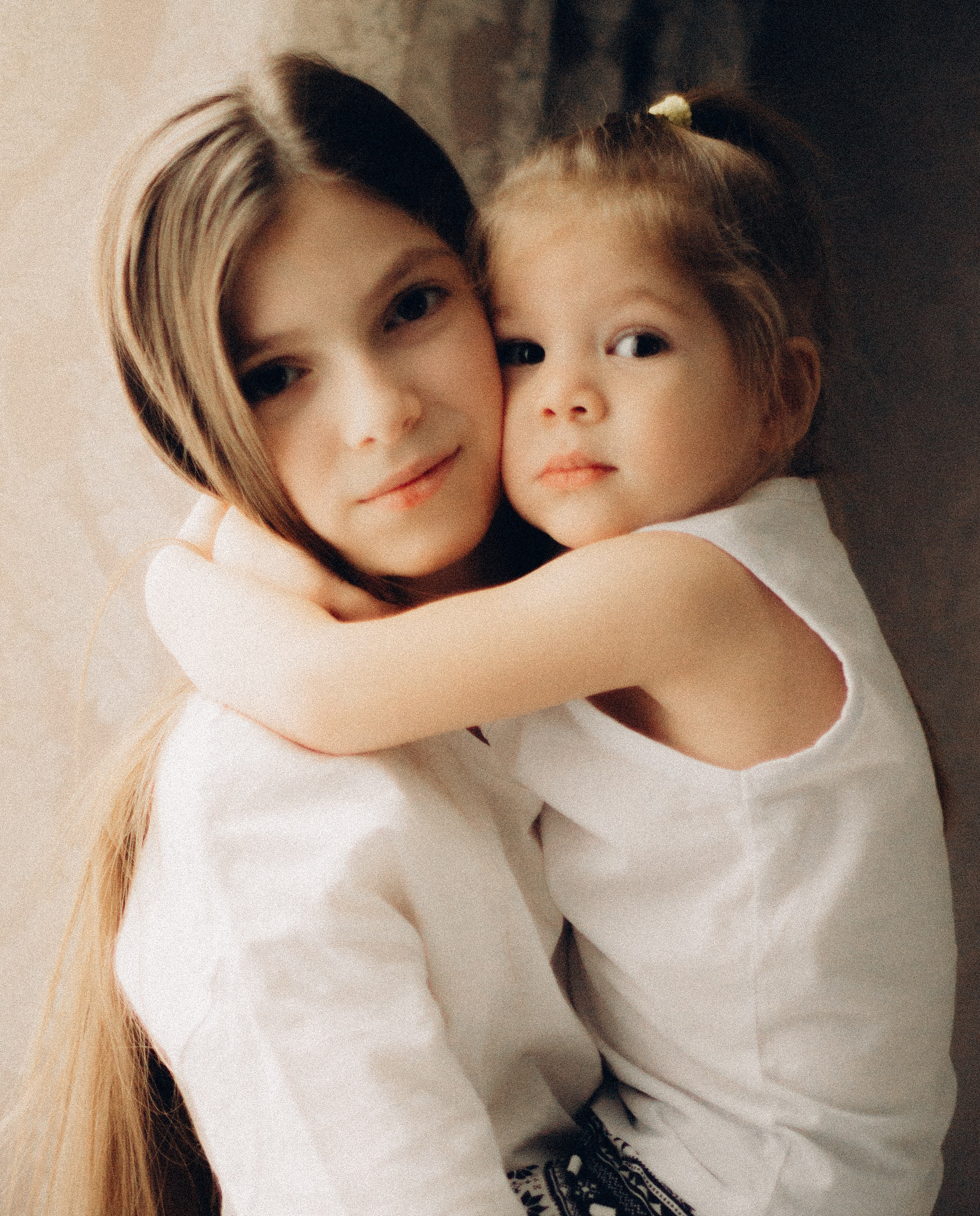 Фотосессия двух сестер, девочки обнимаются, сестры на фотосессии