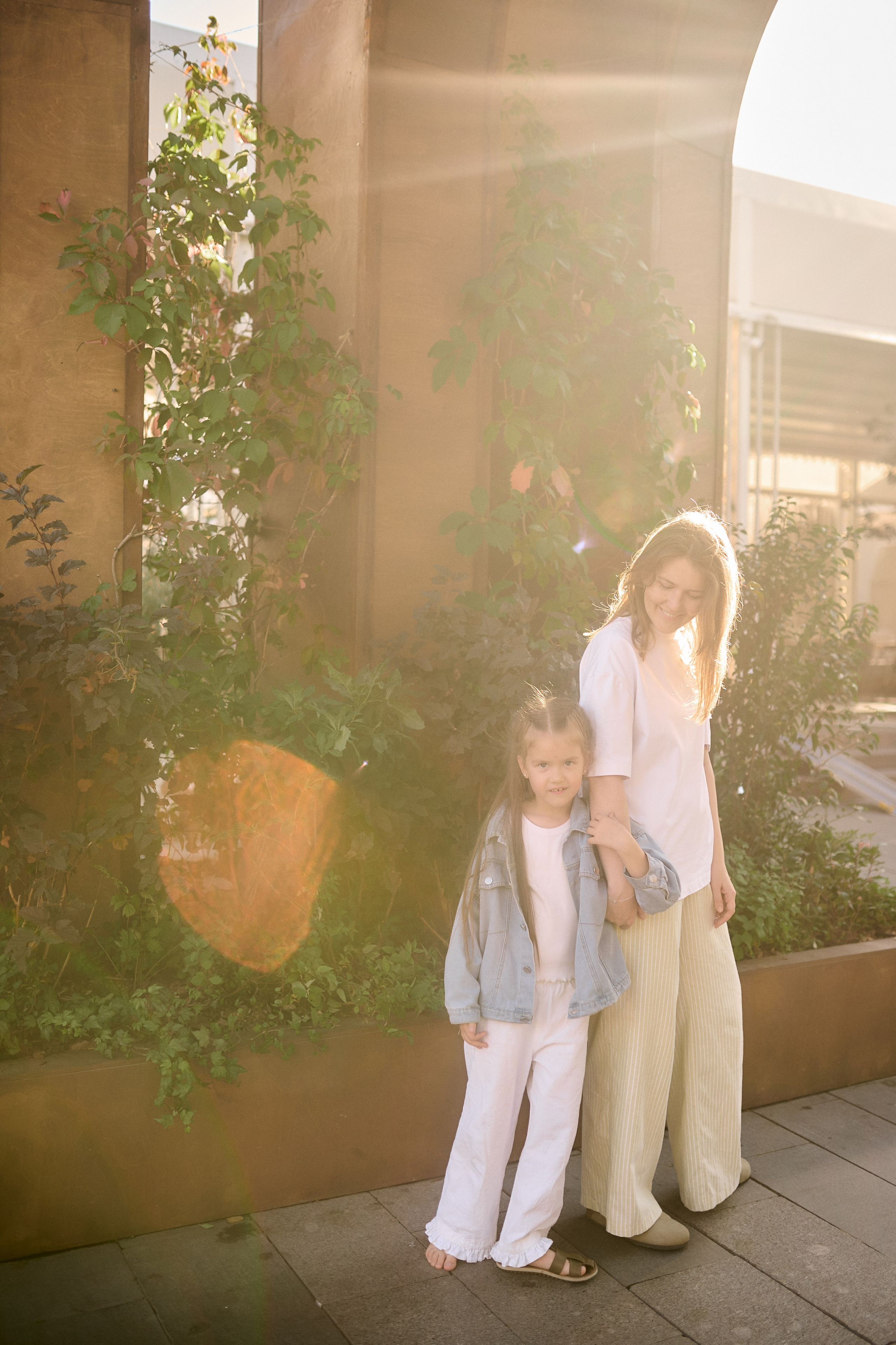 Катя и Ника. Прогулка по Новому Арбату. Семейный и свадебный lifestyle-фотограф в Москве Мария Петрова