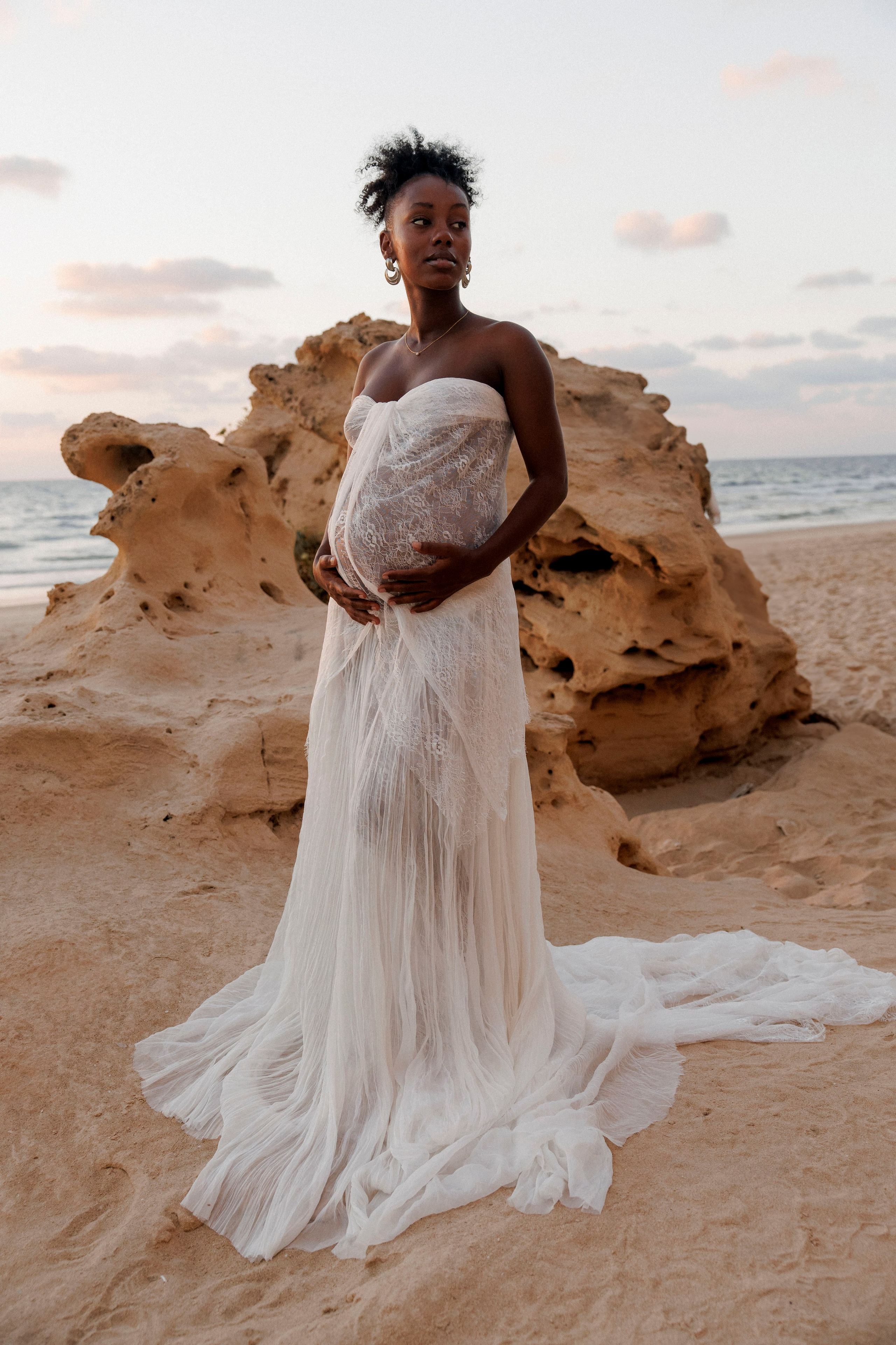Pregnancy photoshoot near the sea. Главная