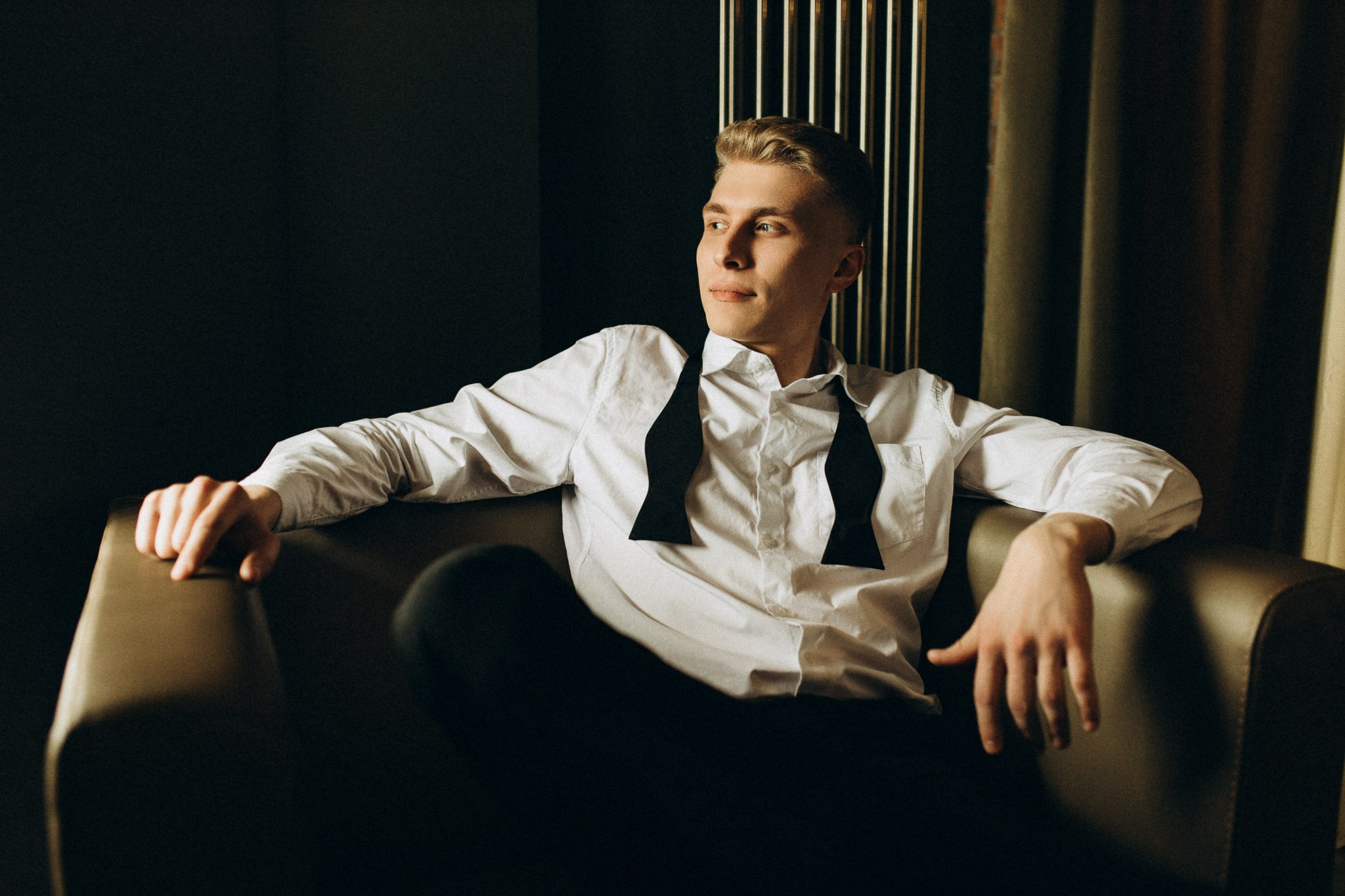 Любовь в индустриальном свете: свадебная фотосессия в стильном интерьере. Семейный и свадебный фотограф Ростове-на-Дону