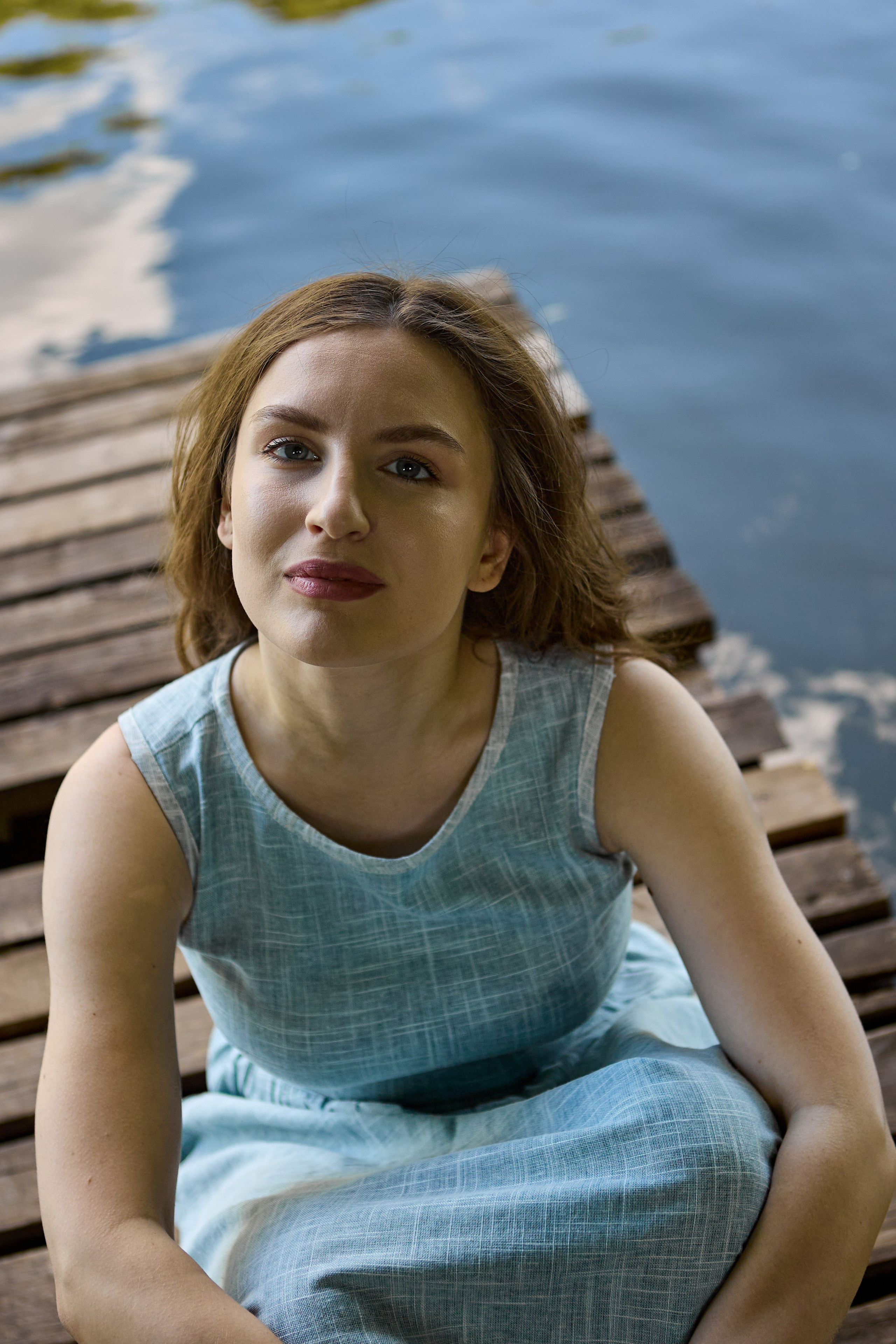 портрет девушки у воды