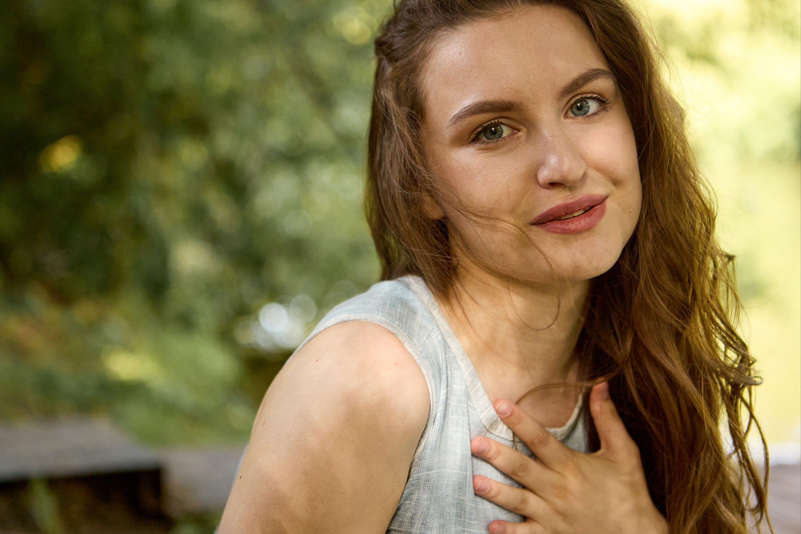 портрет красивой девушки с вьющимися волосами