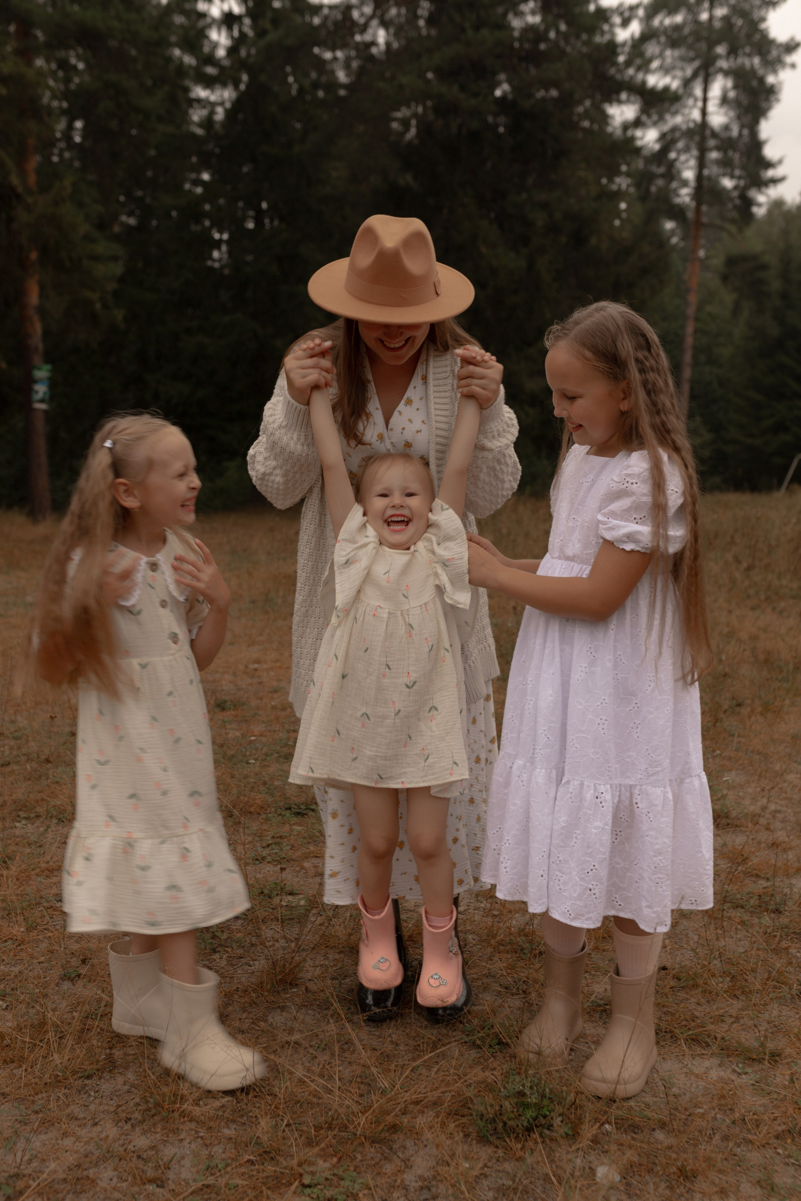 Мама Алина, Маша, Дина и Анечка. Фотограф Татьяна Семенова