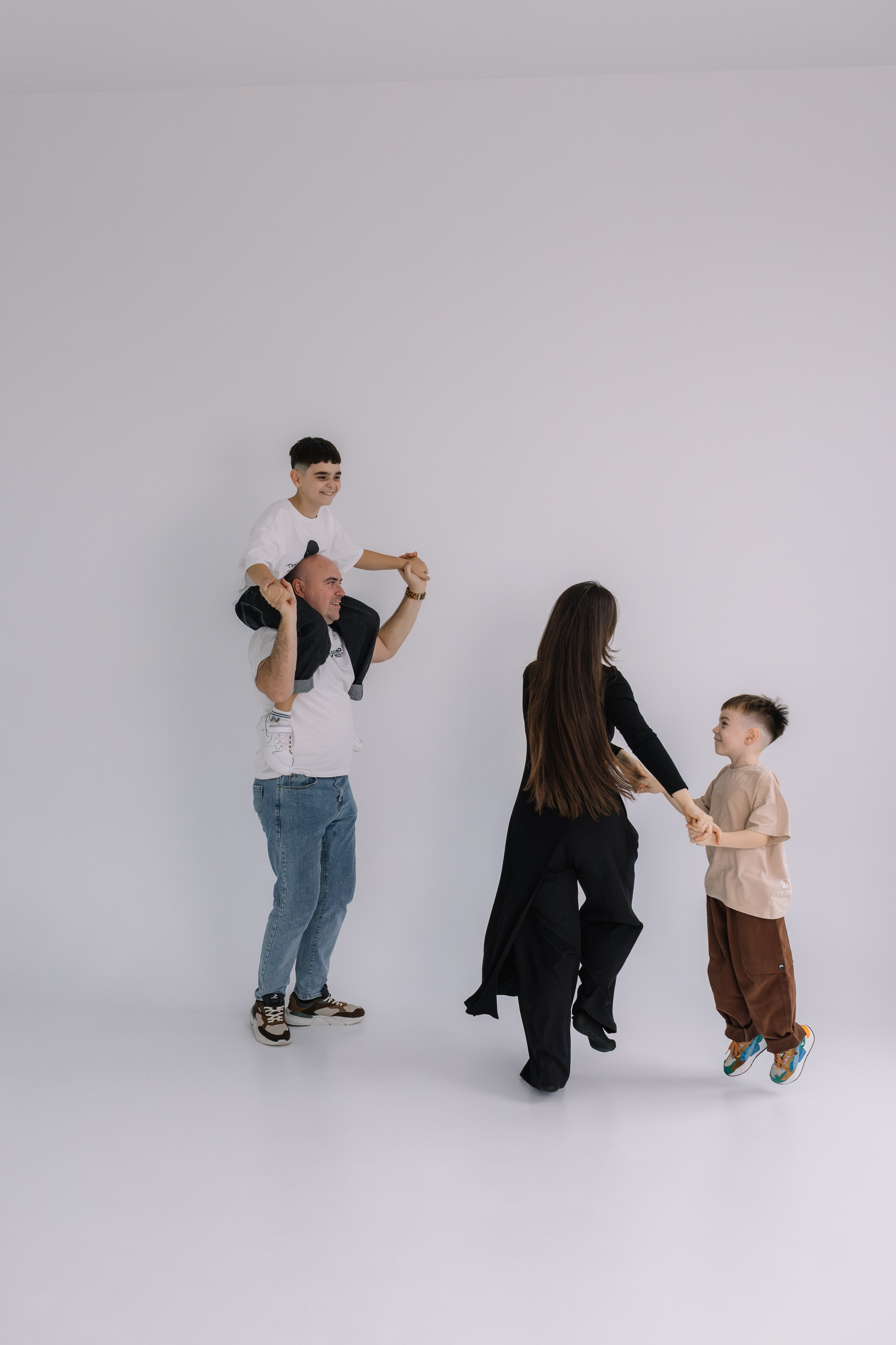 Жора, Ксюша, Владимир и Никита. Семейный фотограф в Волгограде Надежда Головко