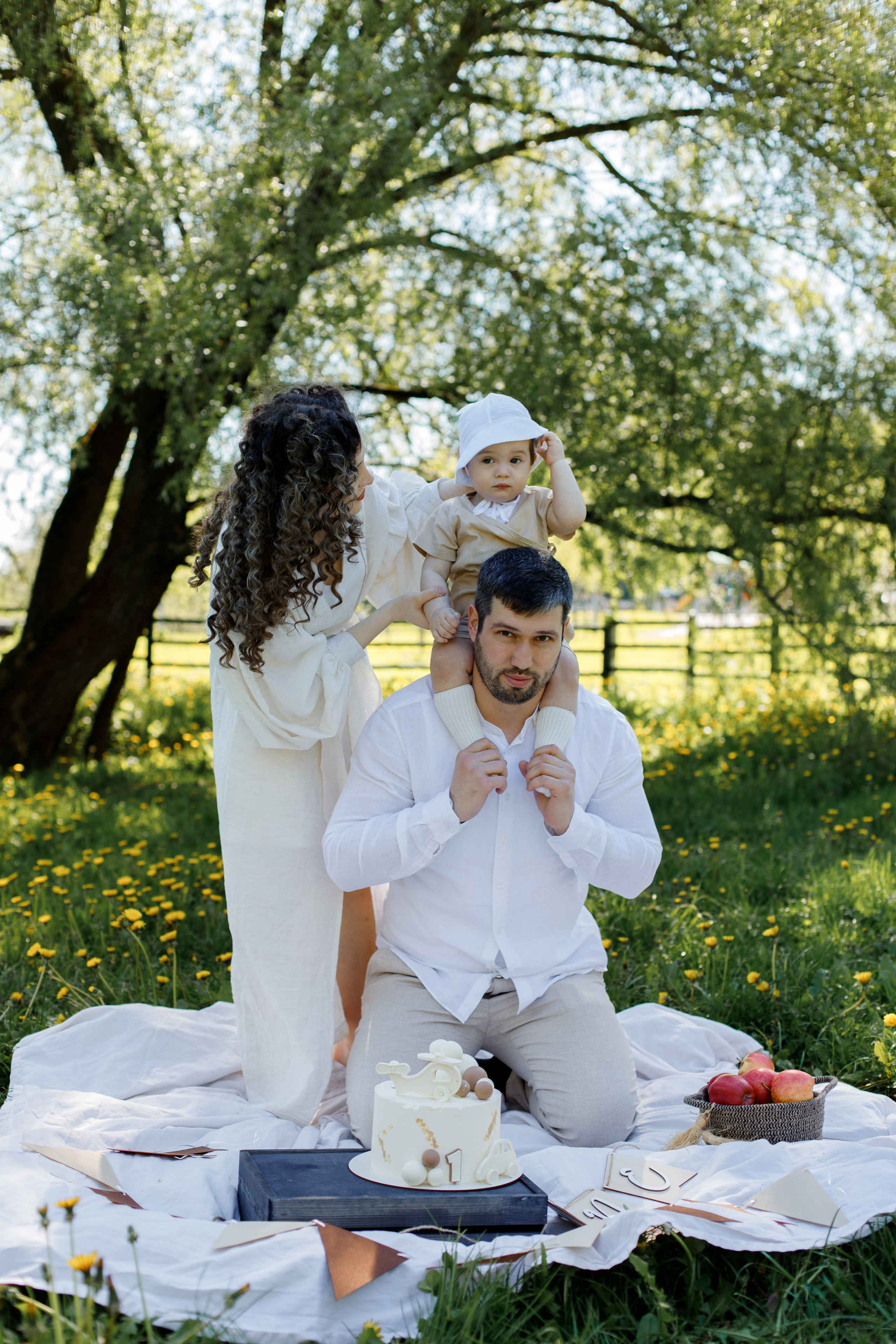 Семейная фотосессия на природе ко дню рождения. Фотограф Александра Сыщенко