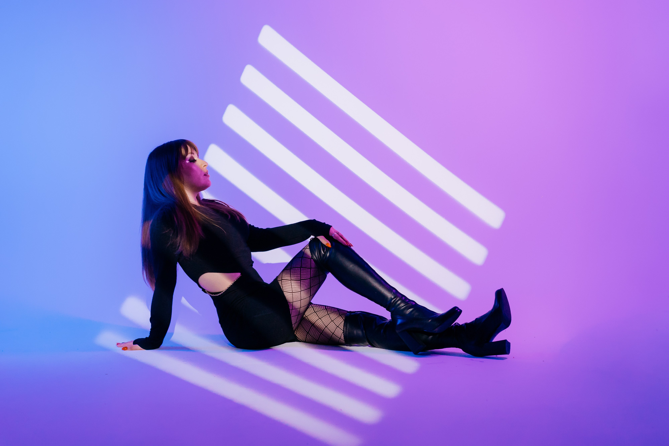 Фотосессия в неоновом свете в фотостудии. Фотограф и видеограф Смоленск | Студия Цезарь