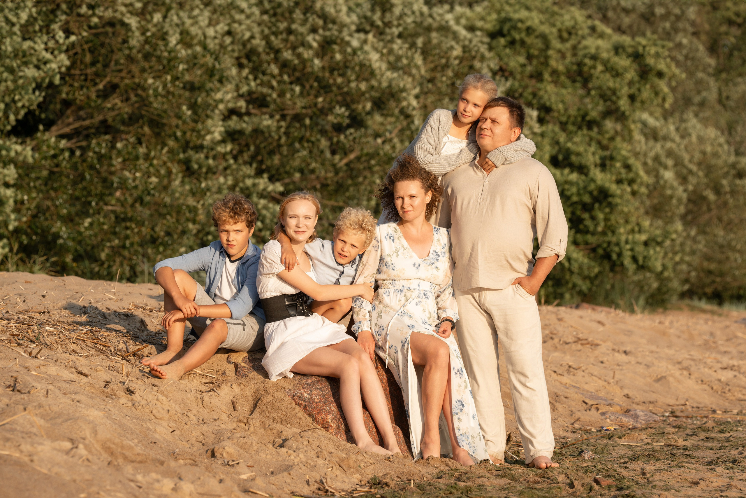 Фотосессия большой семьи на берегу Финского залива