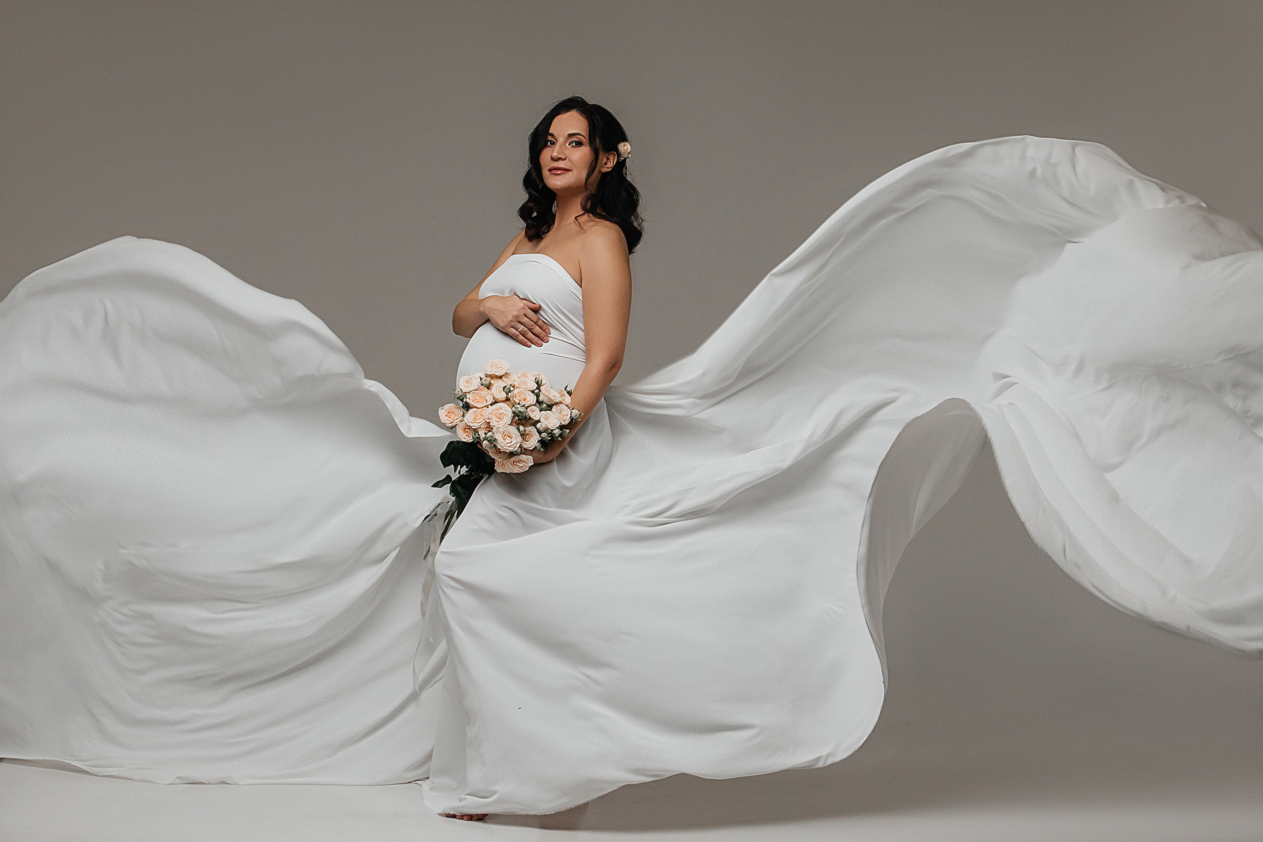 фотосессия беременности в тканях. Беременные в ткани. Беременная фотосессия с летящими тканями. Фотограф беременности в иркутске. Фотосессия беременных в студии. Студийная фотосессия Иркутск. Беременные фотосессии в Иркутске. фотограф беременных. Студийный фотограф