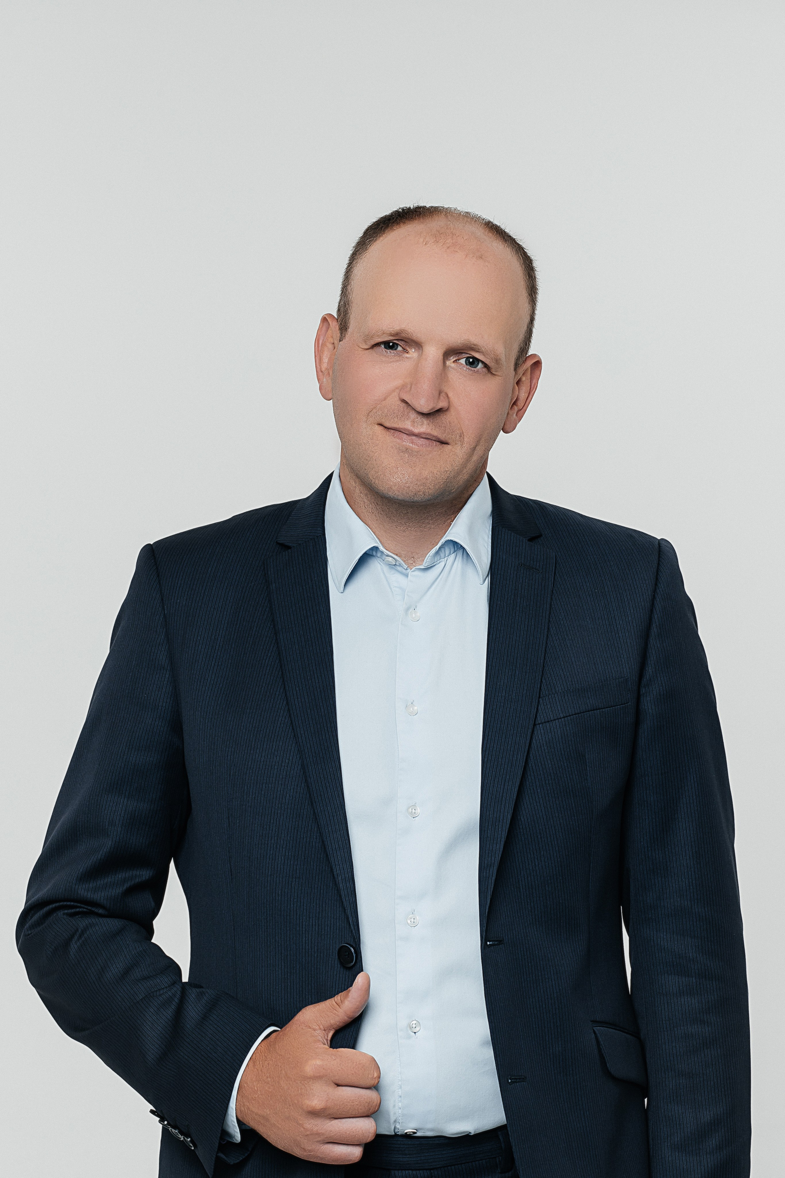 Мужской бизнес портрет. Фотограф в Иркутске Анастасия Кись. Студийная фотосессия беременности в тканях Иркутск. Семейная фотосессия, ПОРТРЕТ «ПОКОЛЕНИЕ»