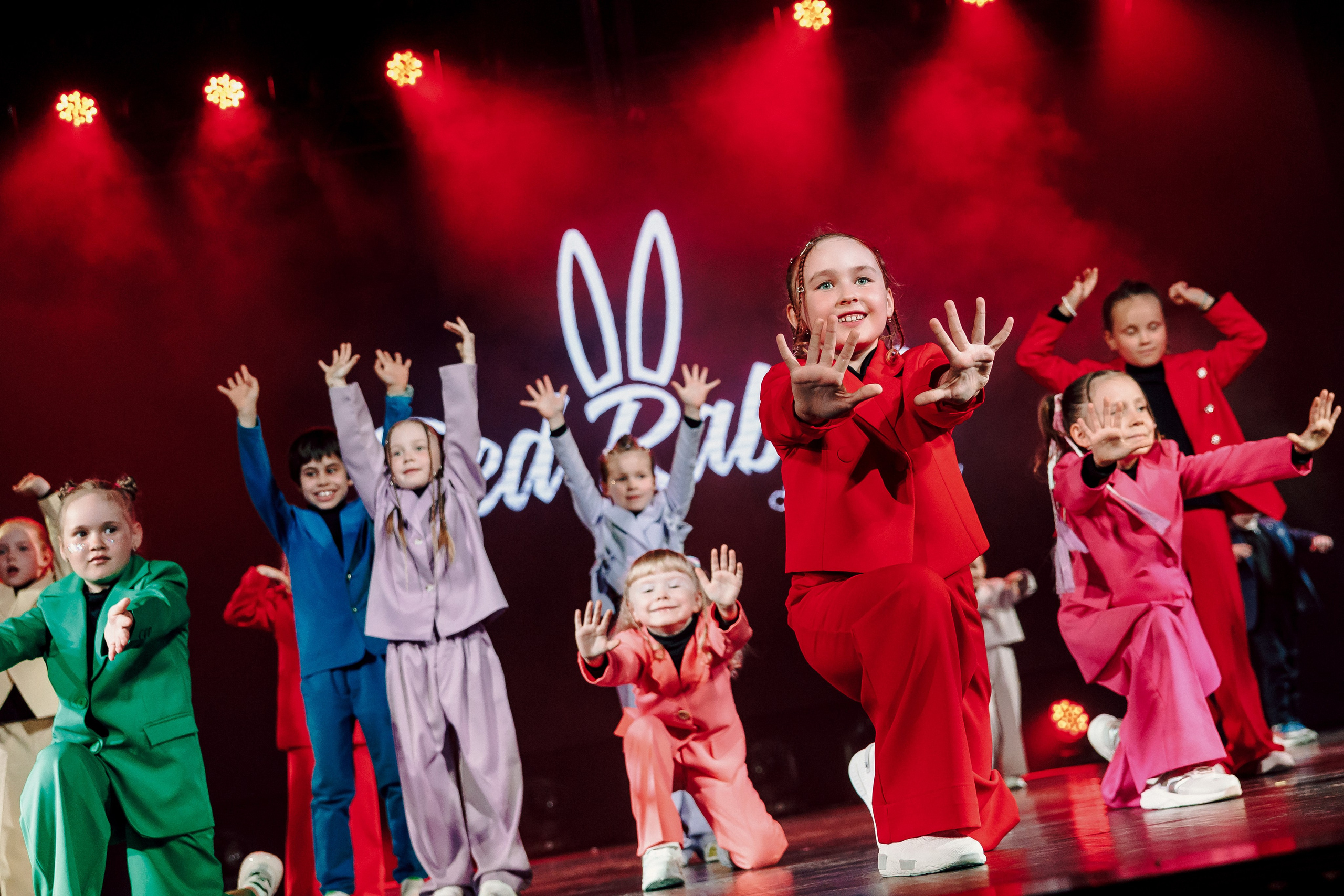 Отчётный концерт танцевальной школы «Red Rabbits» 2025. Лёшка Варзегов — фотограф