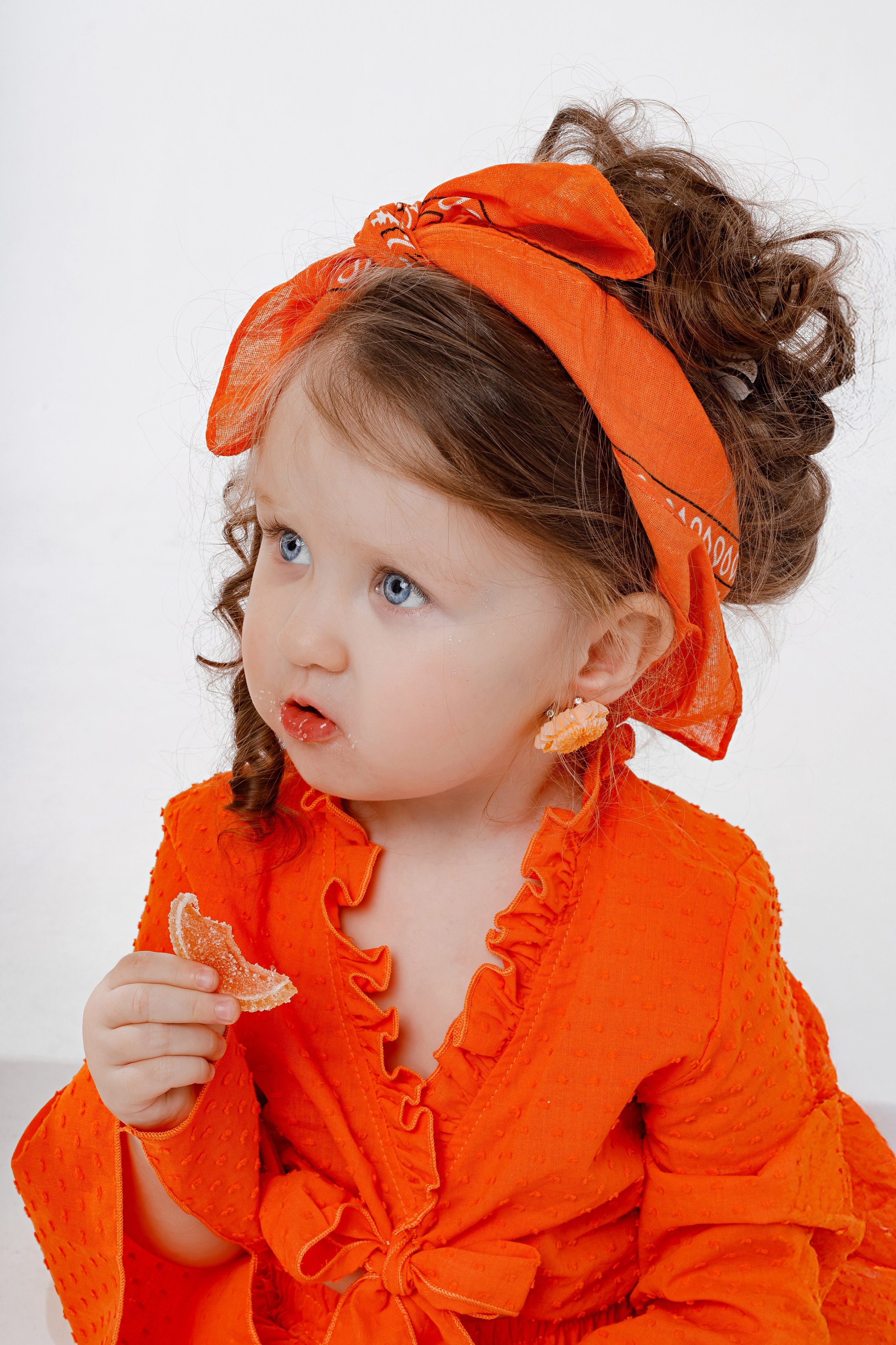Детская фотосессия с мандаринами в студии в Сочи. Детский студийный фотограф Сочи