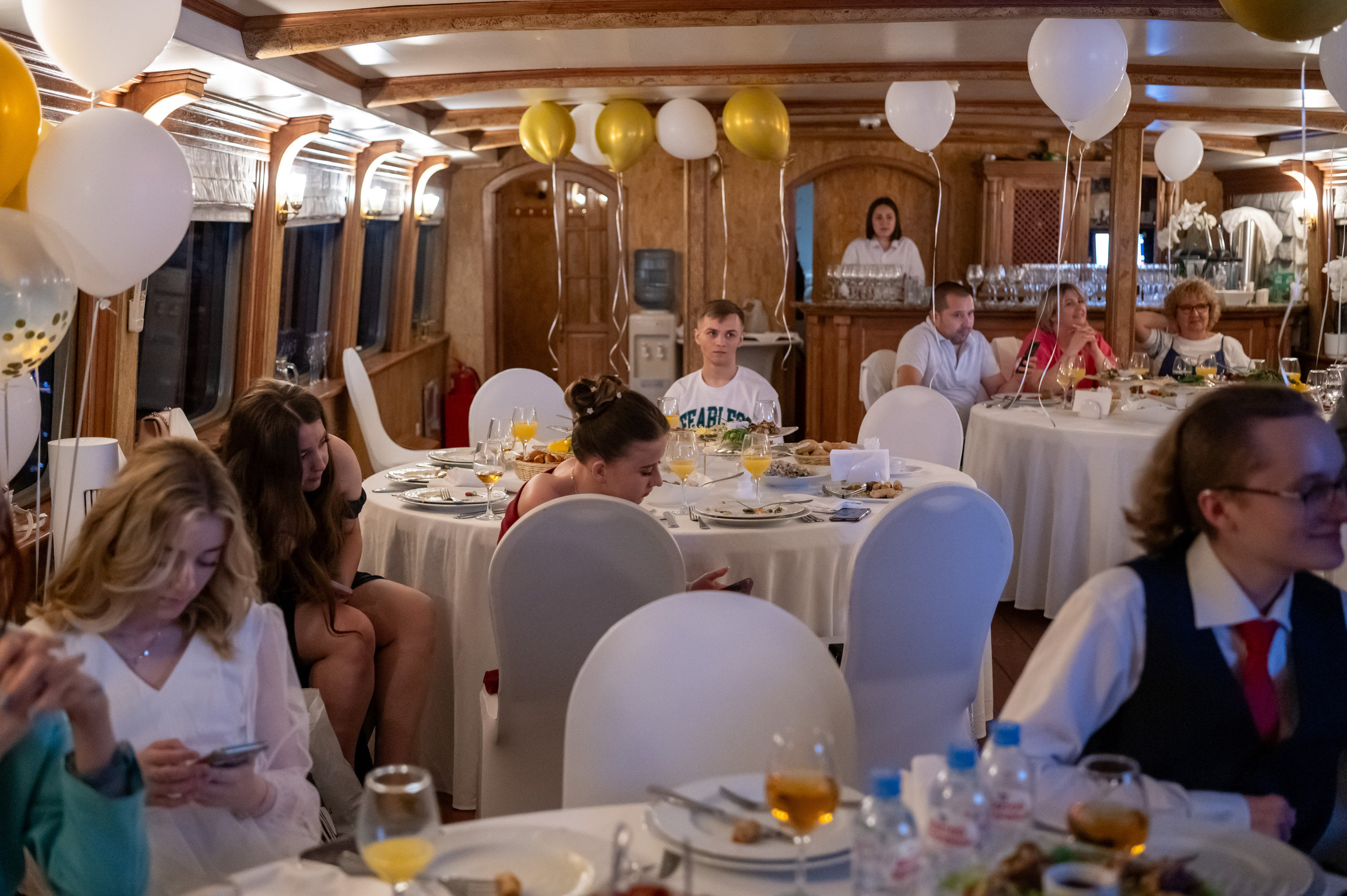 Выпускной вечер 11 класс на теплоходе. Детский и семейный фотограф г. Москва Оксана Катаджи