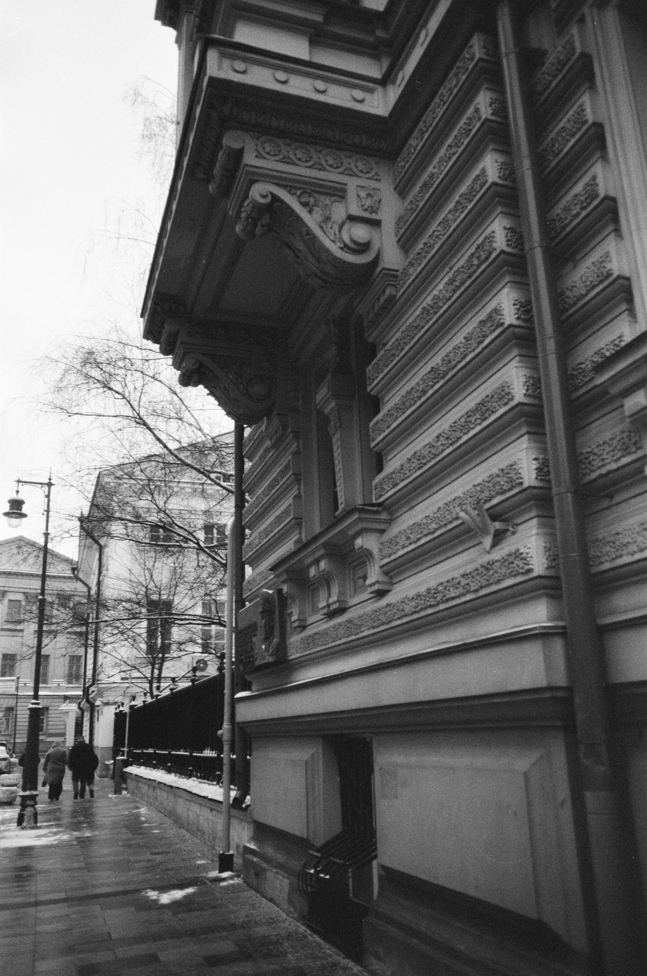 Воздвиженка / Voigtlander Bessa-T — Ultron 28 mm f2 / Fomapan 400 BW