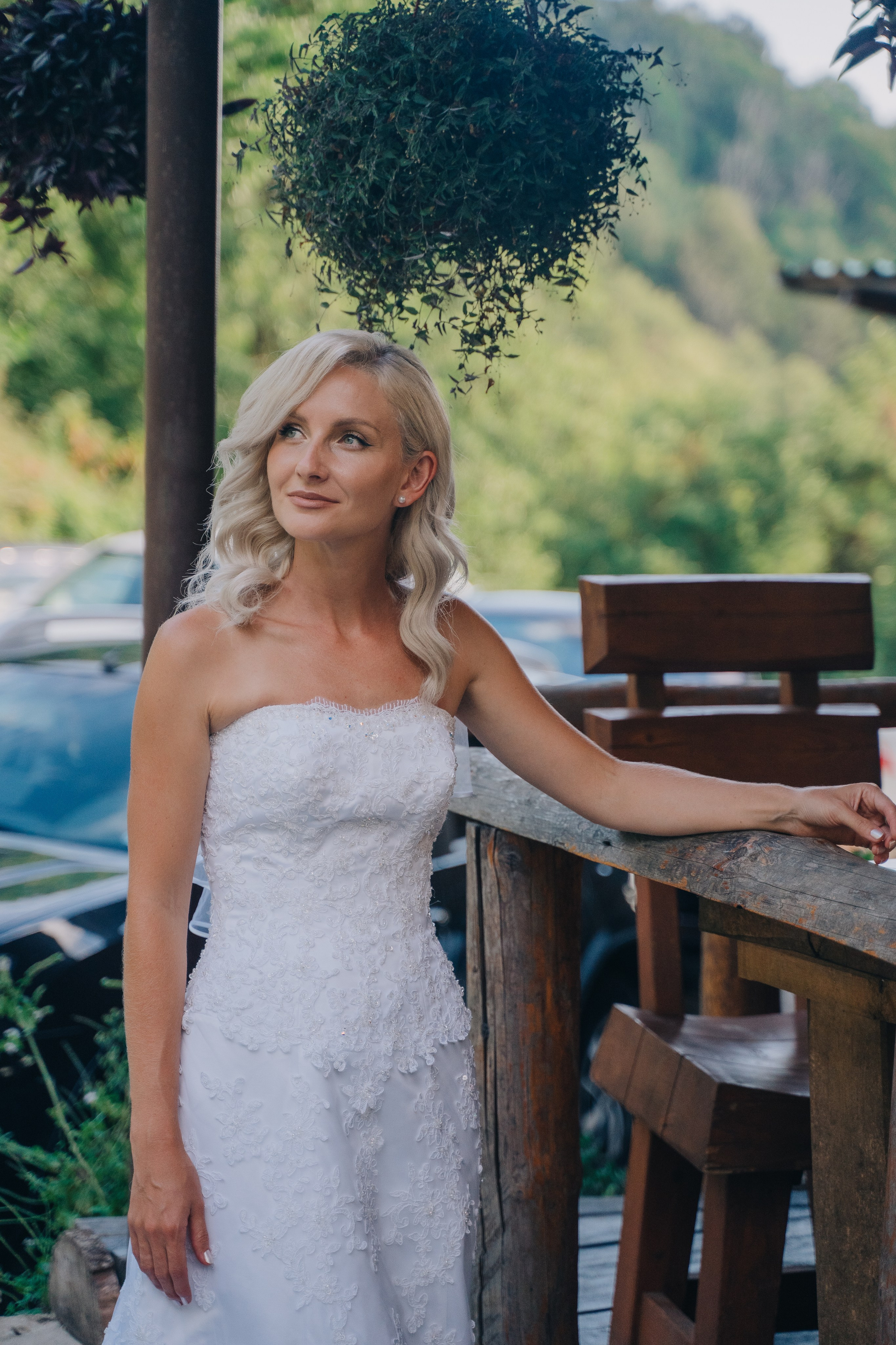 Снимок невесты стоящий возле веранды 