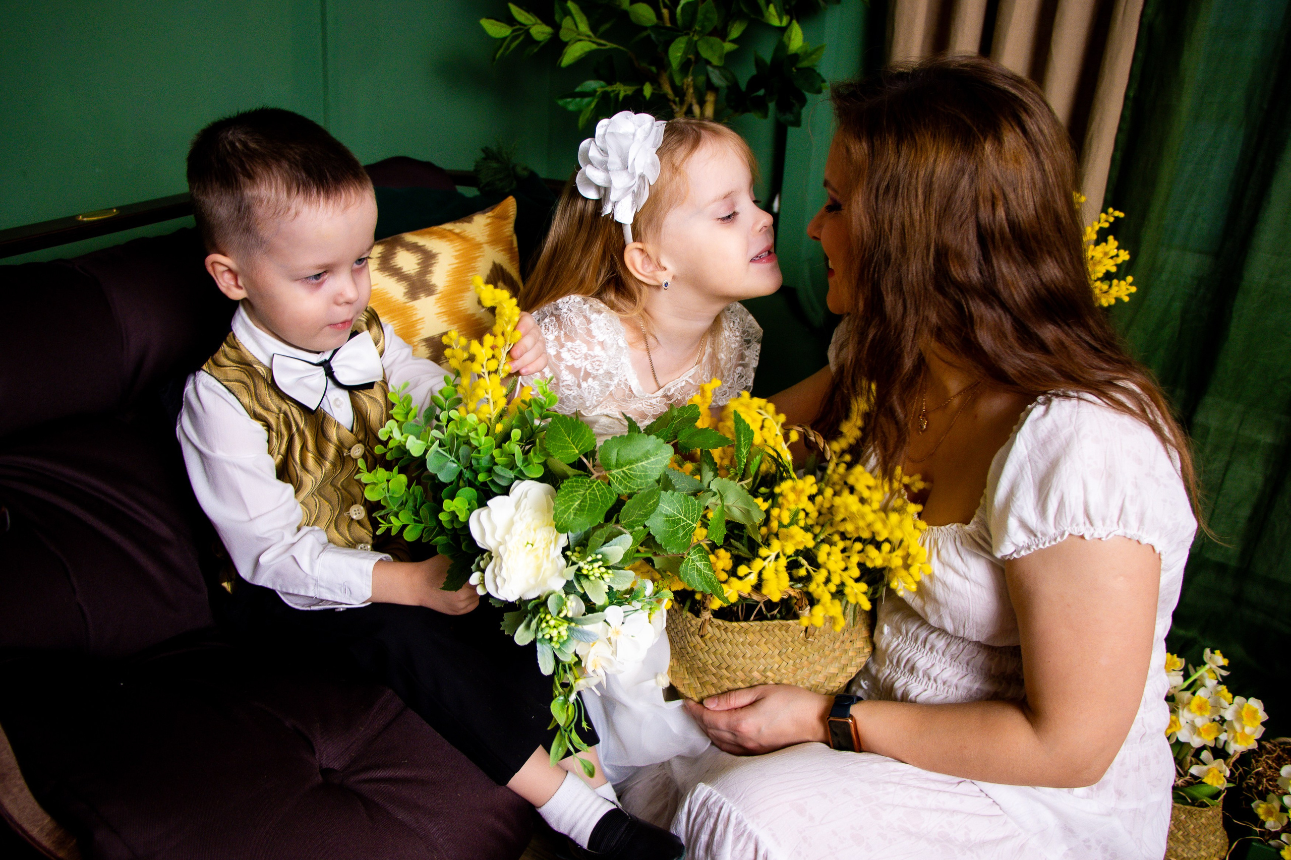 Семейная съемка с мимозой. Фотограф Татьяна Матрос