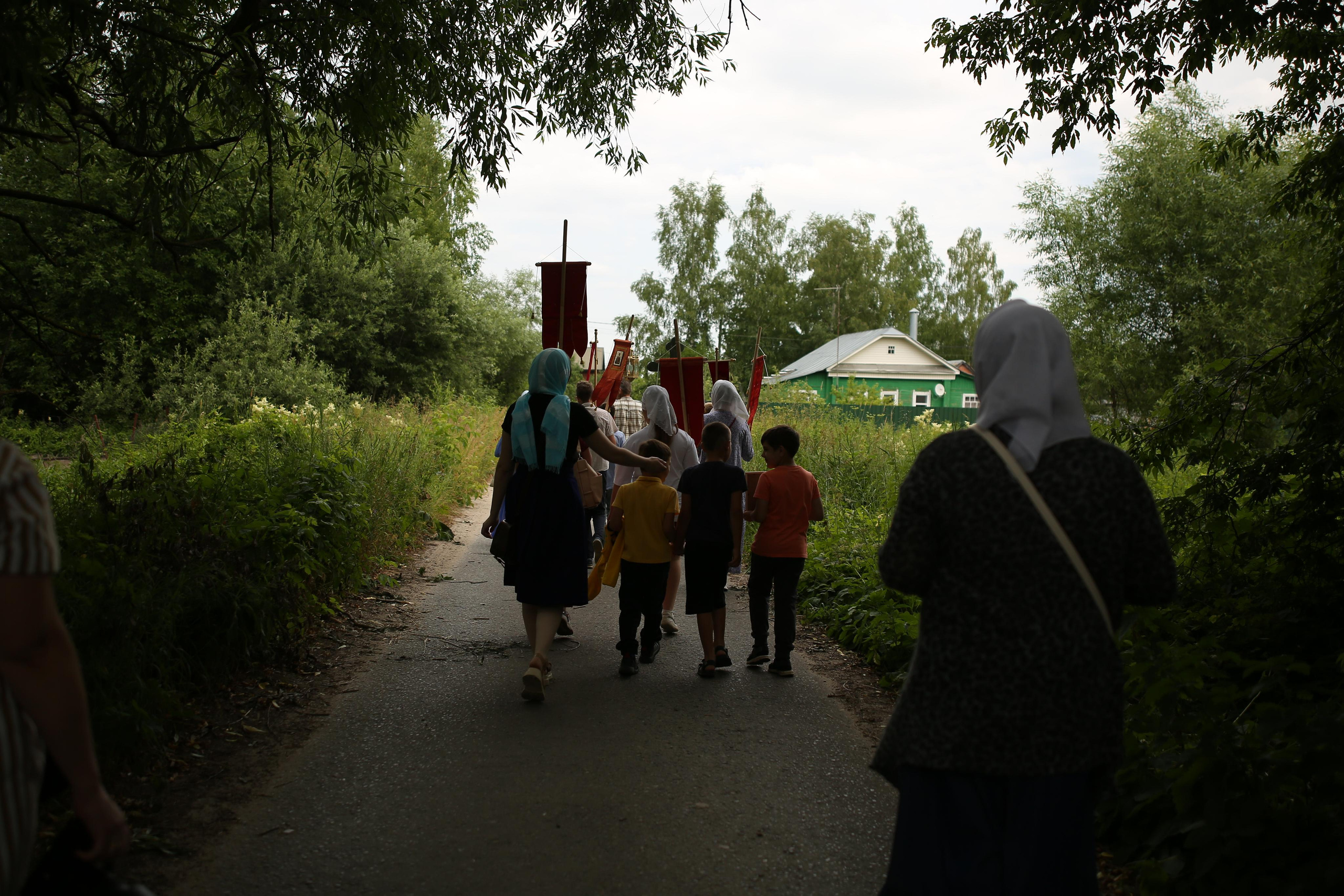 Крестный ход в день памяти Тихвинской иконы Божией Матери. Семейный и детский фотограф Анна Петракова