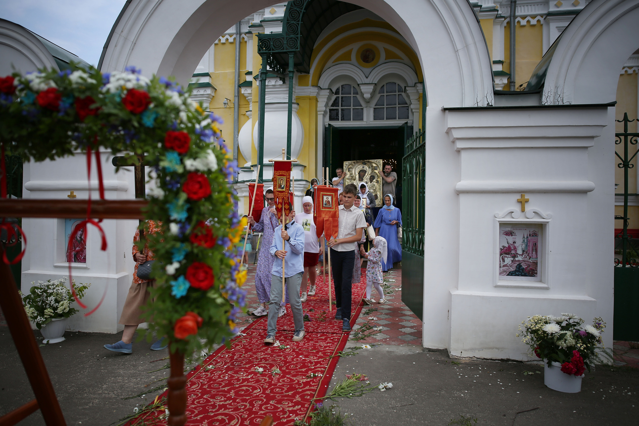 Крестный ход в день памяти Тихвинской иконы Божией Матери. Семейный и детский фотограф Анна Петракова
