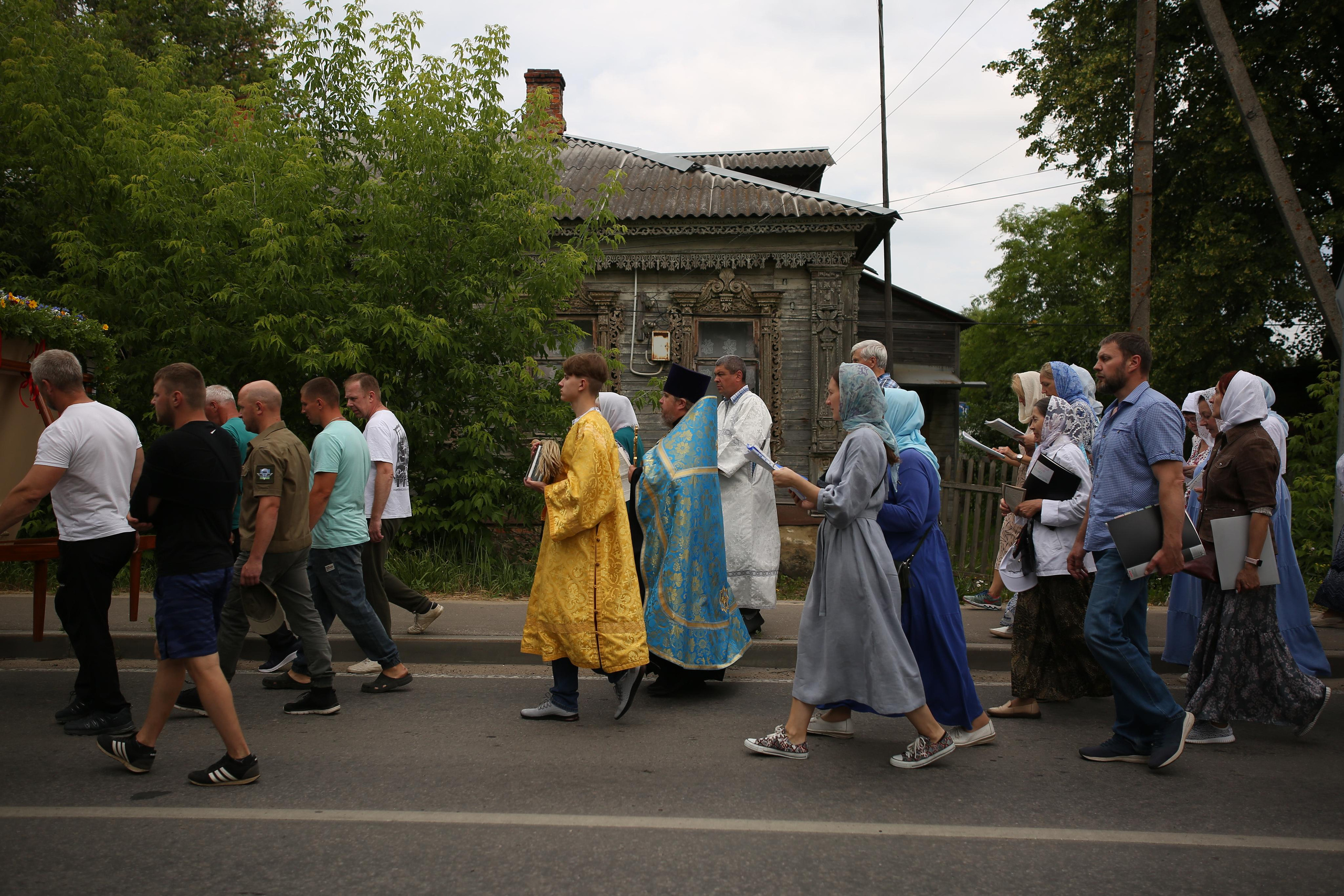 Крестный ход в день памяти Тихвинской иконы Божией Матери. Семейный и детский фотограф Анна Петракова