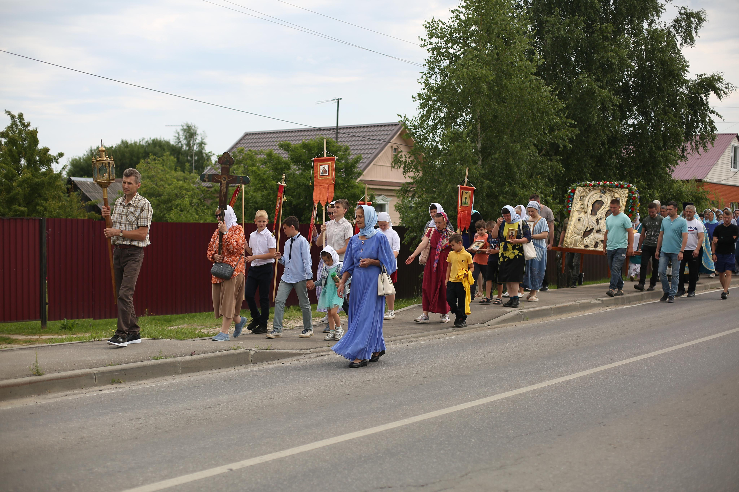 Крестный ход в день памяти Тихвинской иконы Божией Матери. Семейный и детский фотограф Анна Петракова