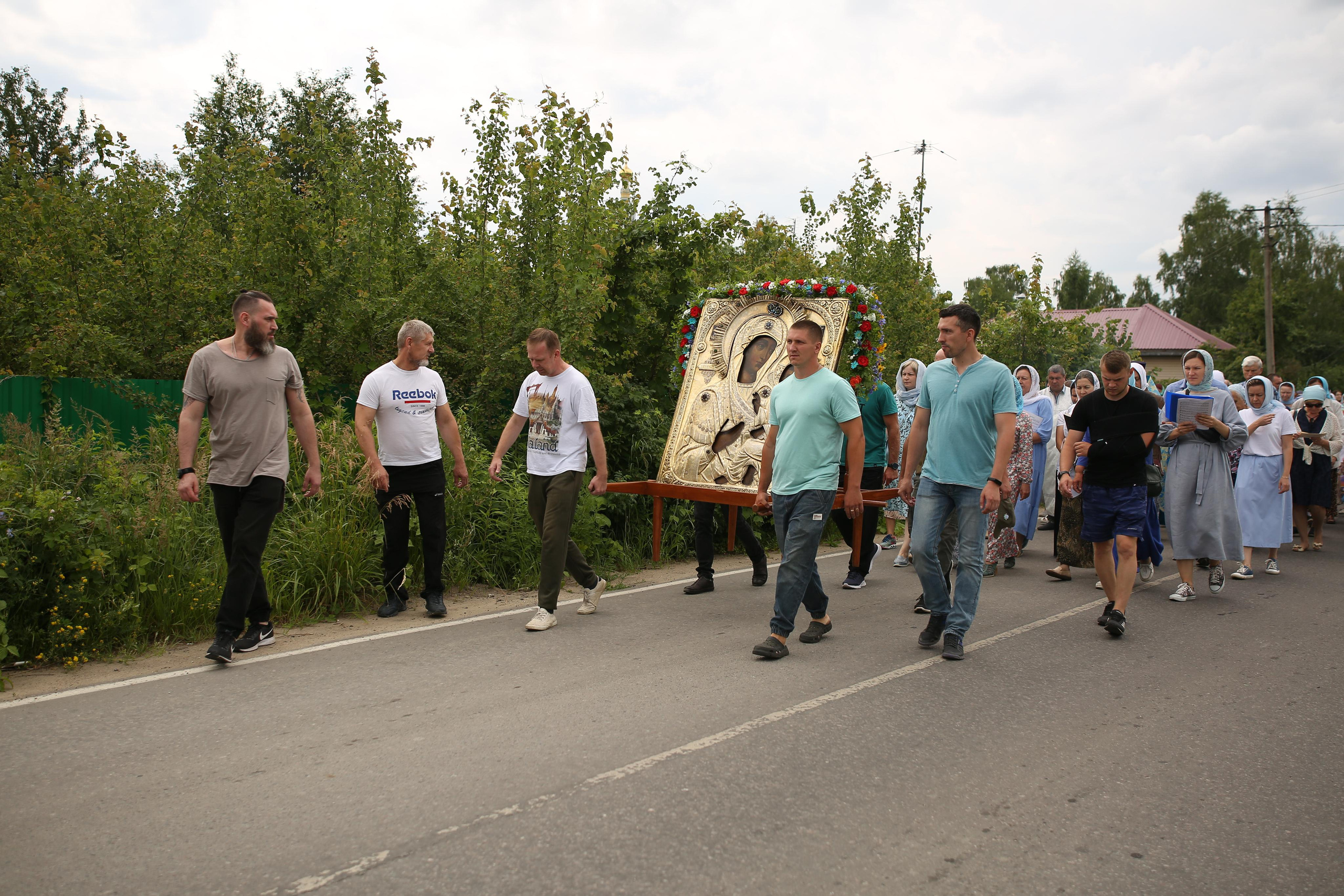 Крестный ход в день памяти Тихвинской иконы Божией Матери. Семейный и детский фотограф Анна Петракова