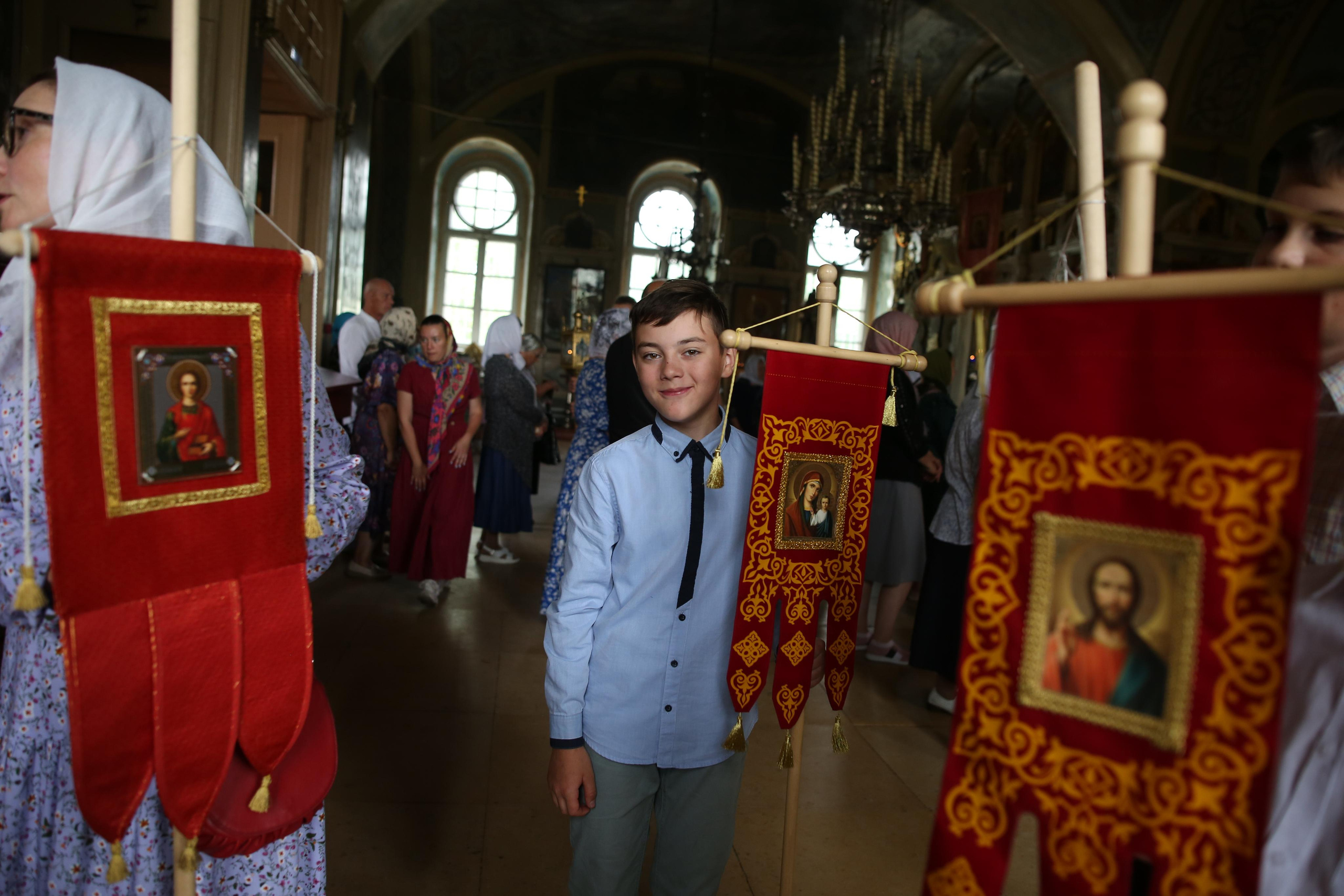 Крестный ход в день памяти Тихвинской иконы Божией Матери. Семейный и детский фотограф Анна Петракова