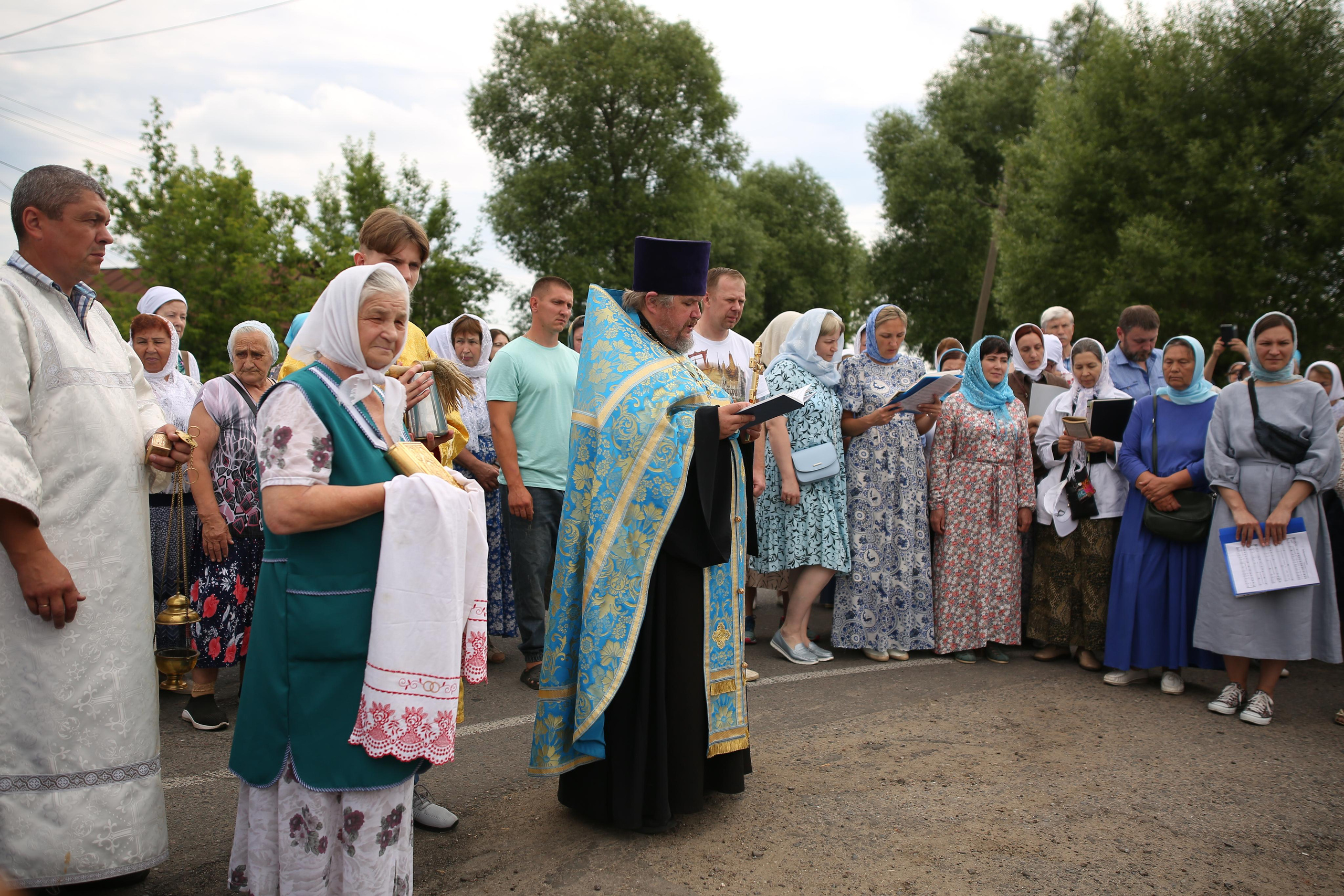 Крестный ход в день памяти Тихвинской иконы Божией Матери. Семейный и детский фотограф Анна Петракова