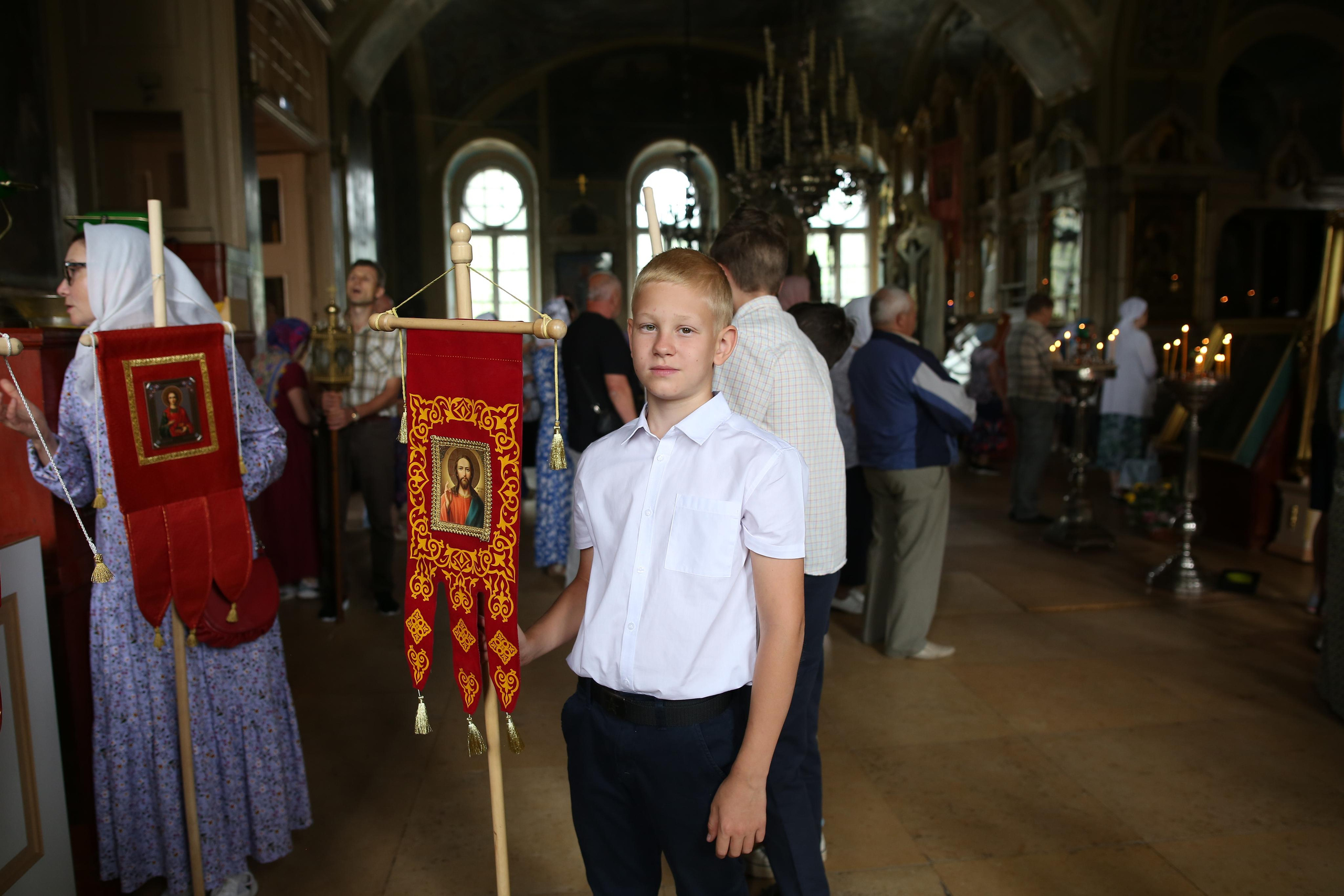 Крестный ход в день памяти Тихвинской иконы Божией Матери. Семейный и детский фотограф Анна Петракова