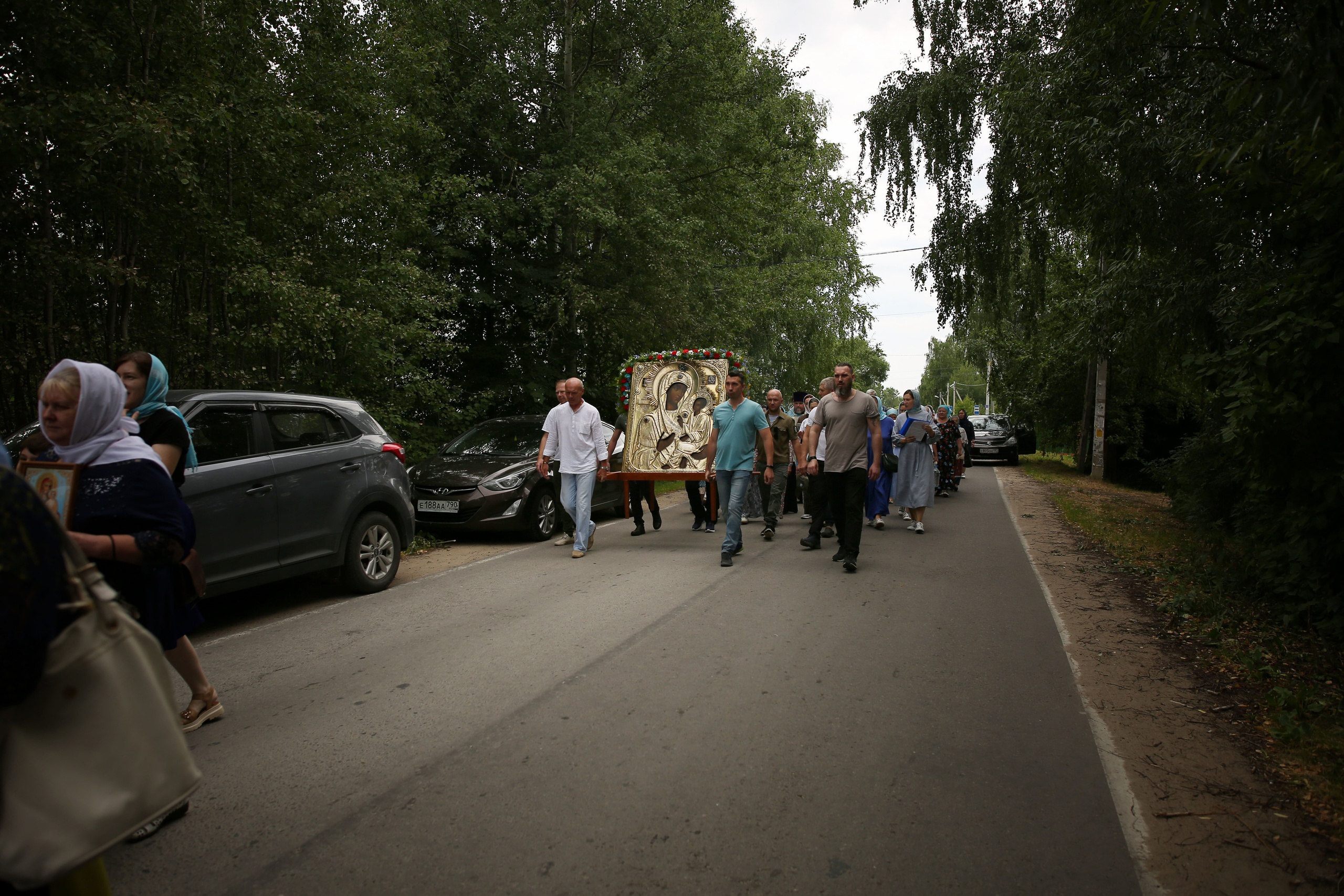 Крестный ход в день памяти Тихвинской иконы Божией Матери. Семейный и детский фотограф Анна Петракова
