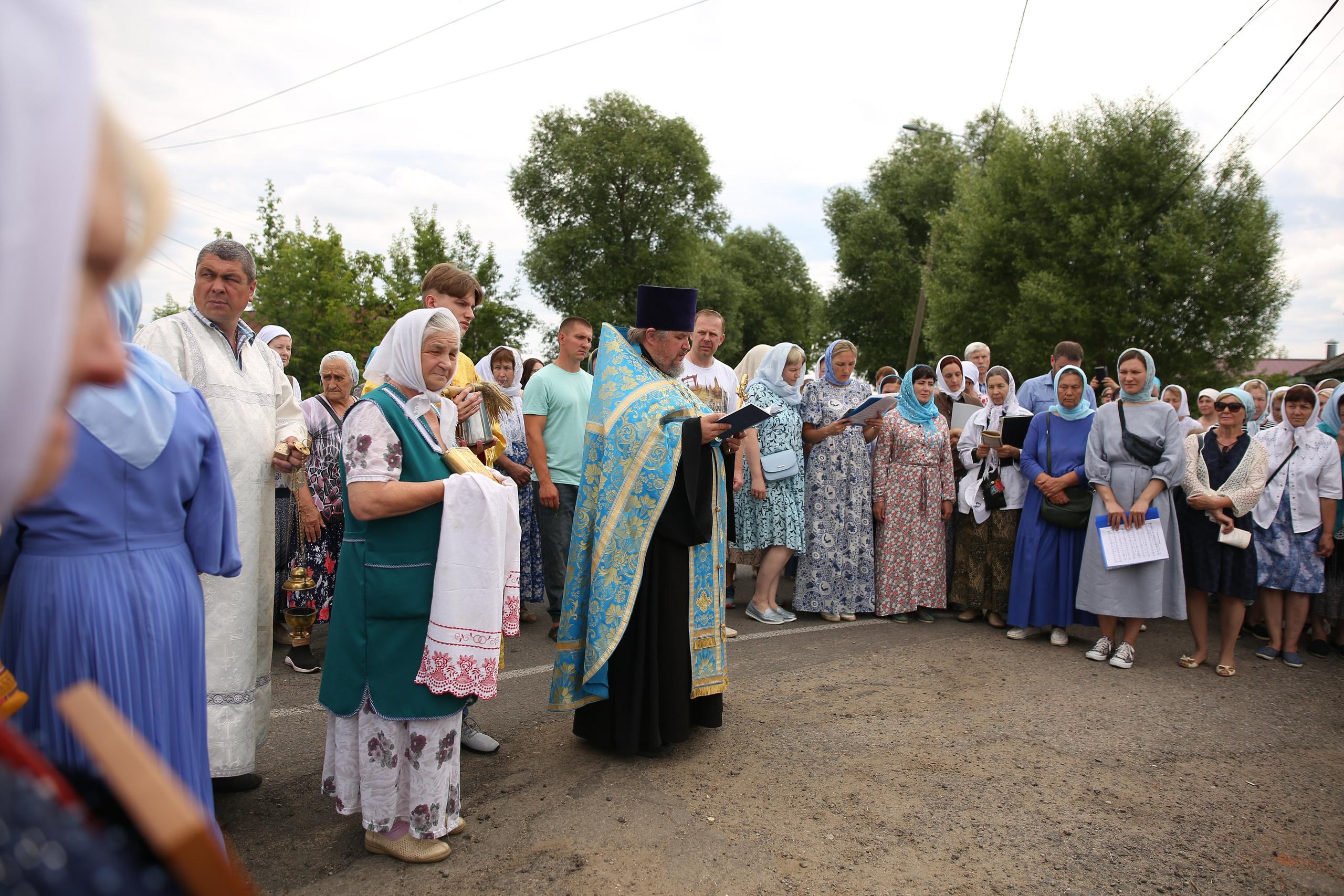 Крестный ход в день памяти Тихвинской иконы Божией Матери. Семейный и детский фотограф Анна Петракова