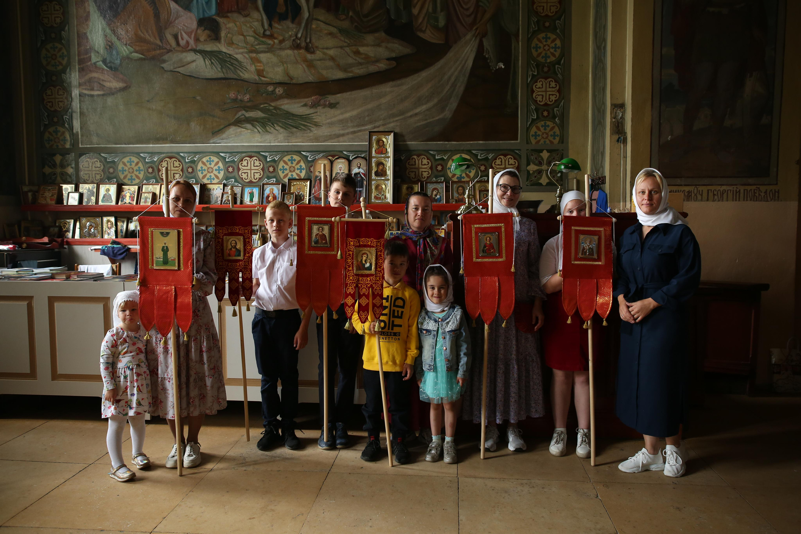 Крестный ход в день памяти Тихвинской иконы Божией Матери. Семейный и детский фотограф Анна Петракова