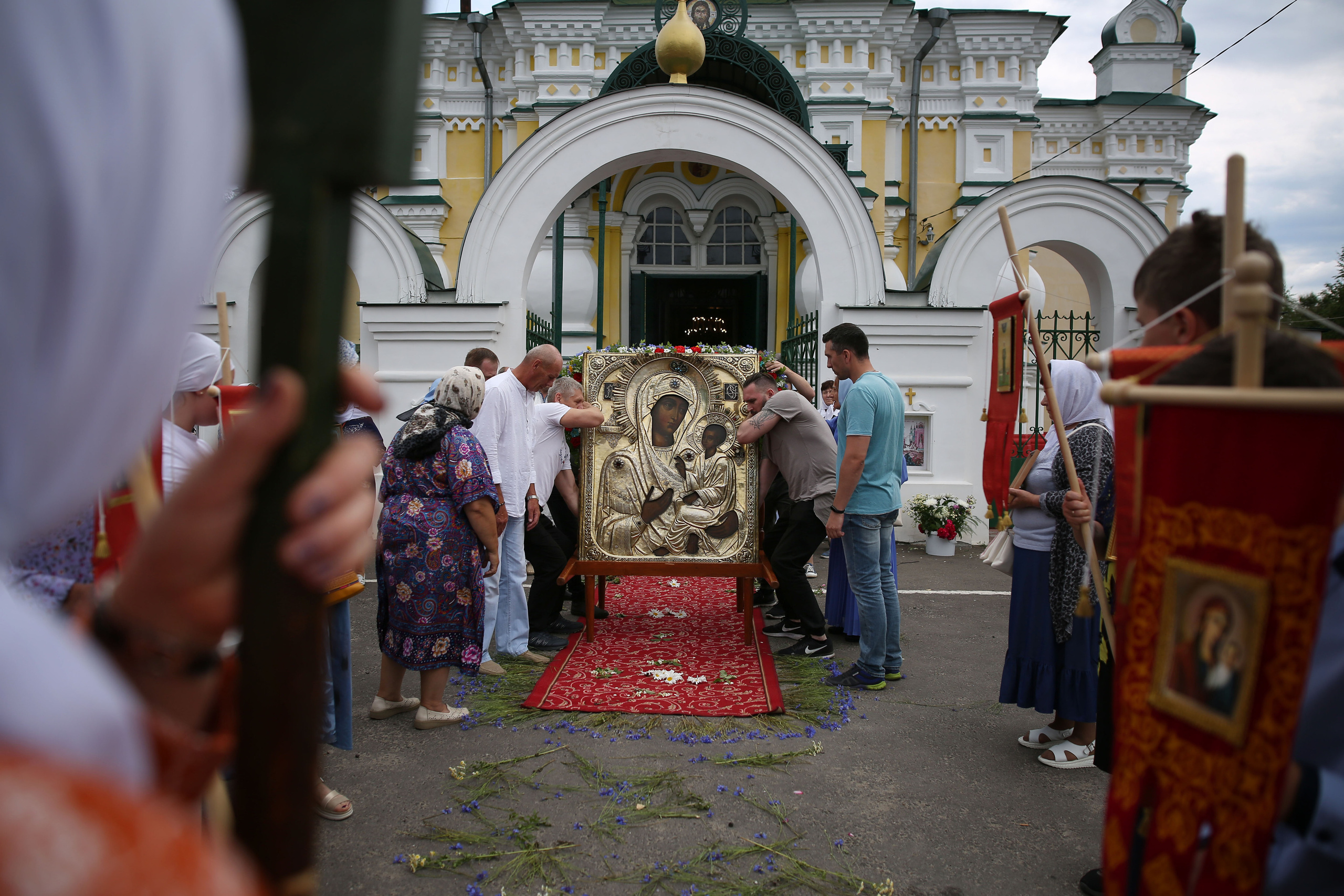 Крестный ход в день памяти Тихвинской иконы Божией Матери. Семейный и детский фотограф Анна Петракова