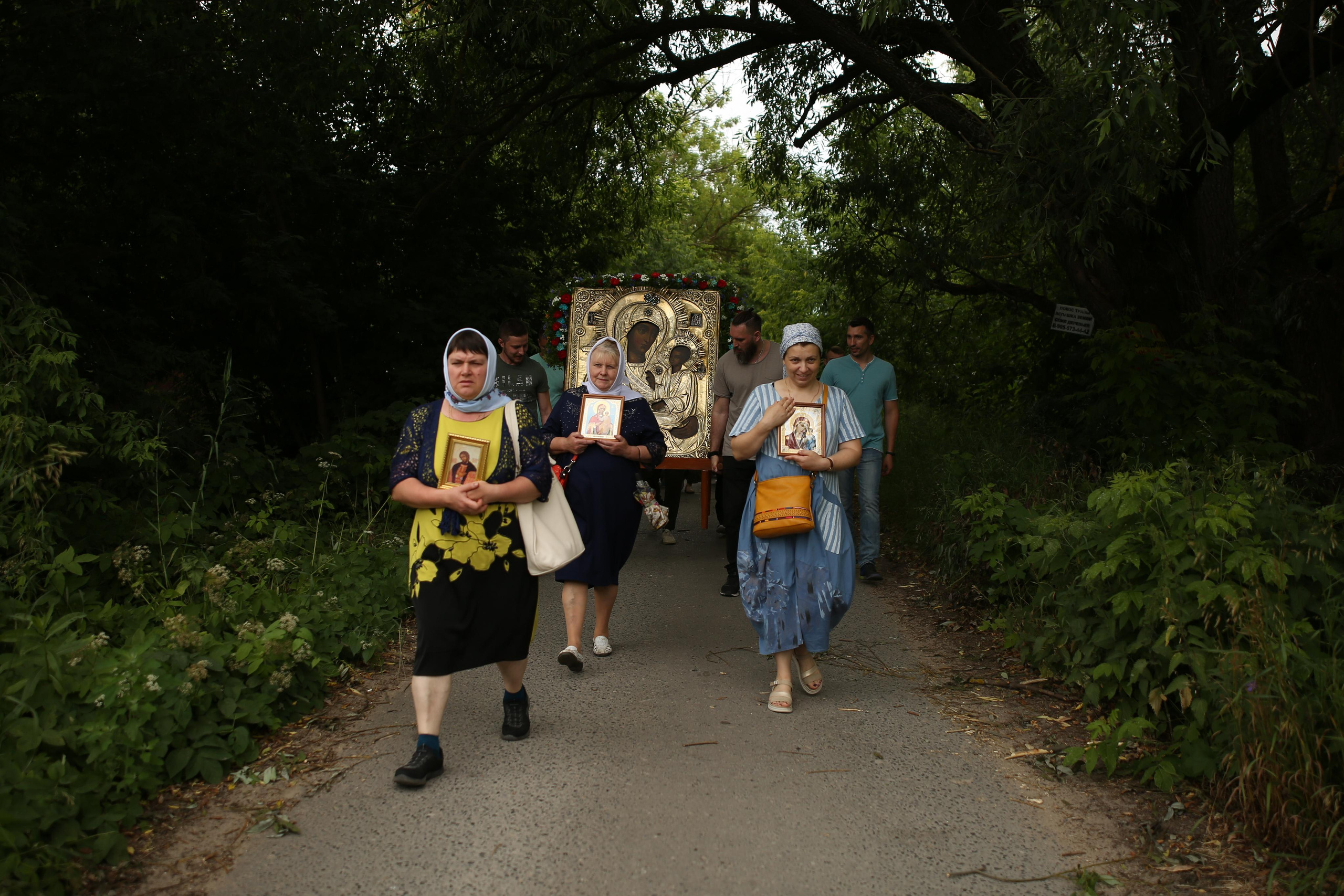 Крестный ход в день памяти Тихвинской иконы Божией Матери. Семейный и детский фотограф Анна Петракова