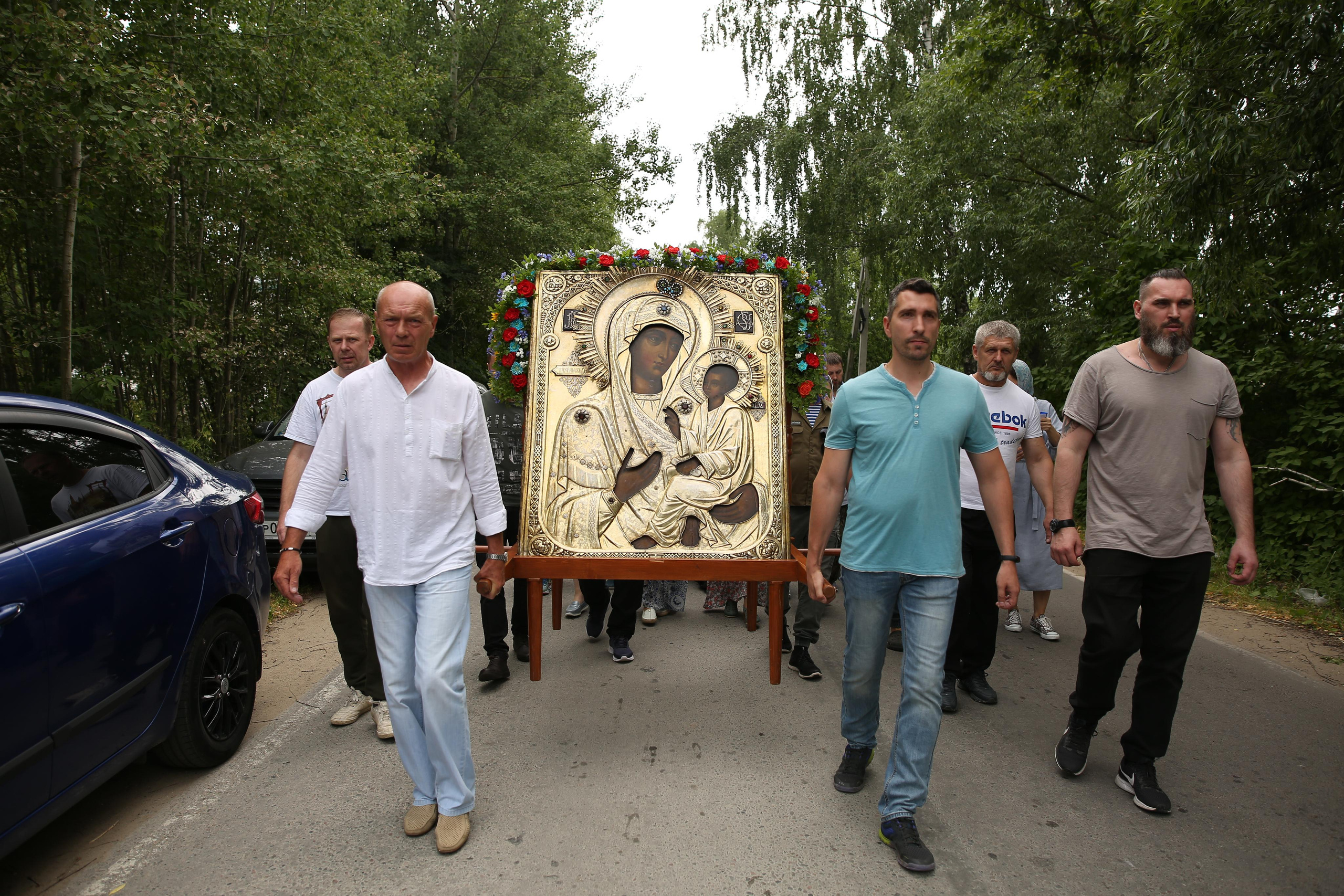 Крестный ход в день памяти Тихвинской иконы Божией Матери. Семейный и детский фотограф Анна Петракова