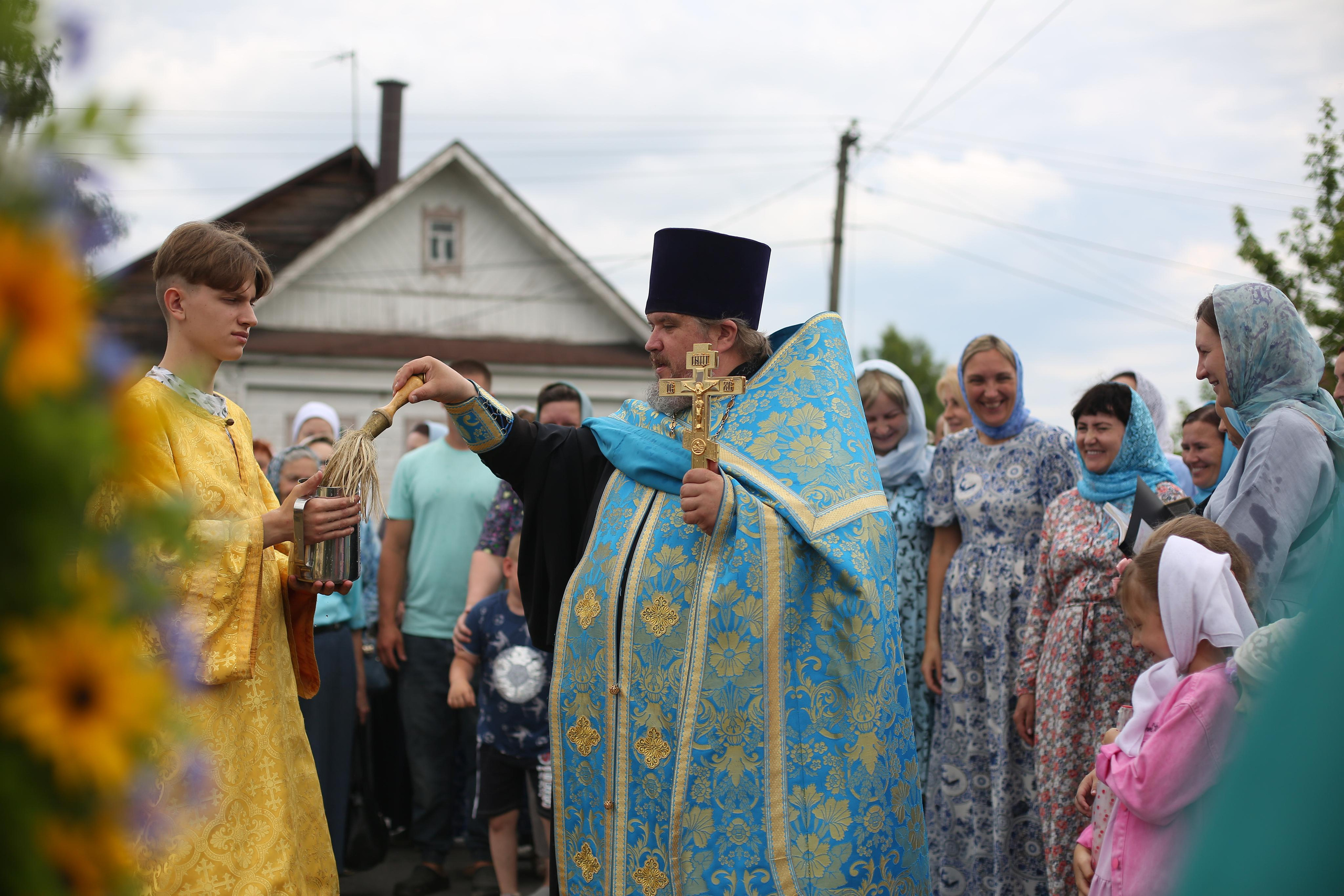 Крестный ход в день памяти Тихвинской иконы Божией Матери. Семейный и детский фотограф Анна Петракова