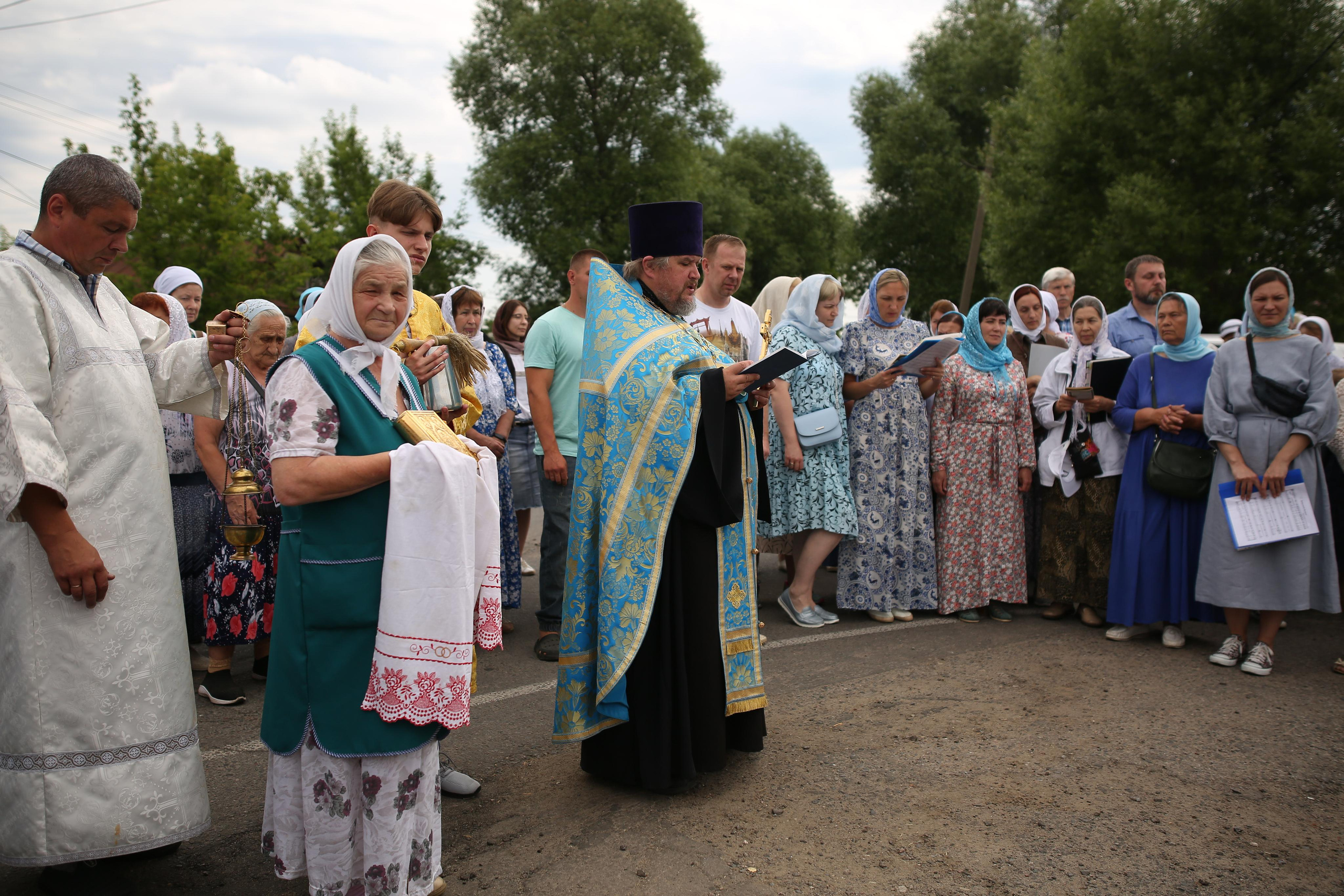 Крестный ход в день памяти Тихвинской иконы Божией Матери. Семейный и детский фотограф Анна Петракова
