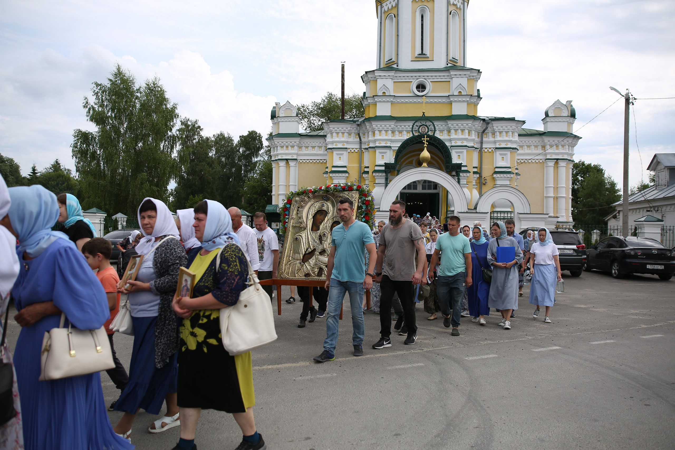 Крестный ход в день памяти Тихвинской иконы Божией Матери. Семейный и детский фотограф Анна Петракова