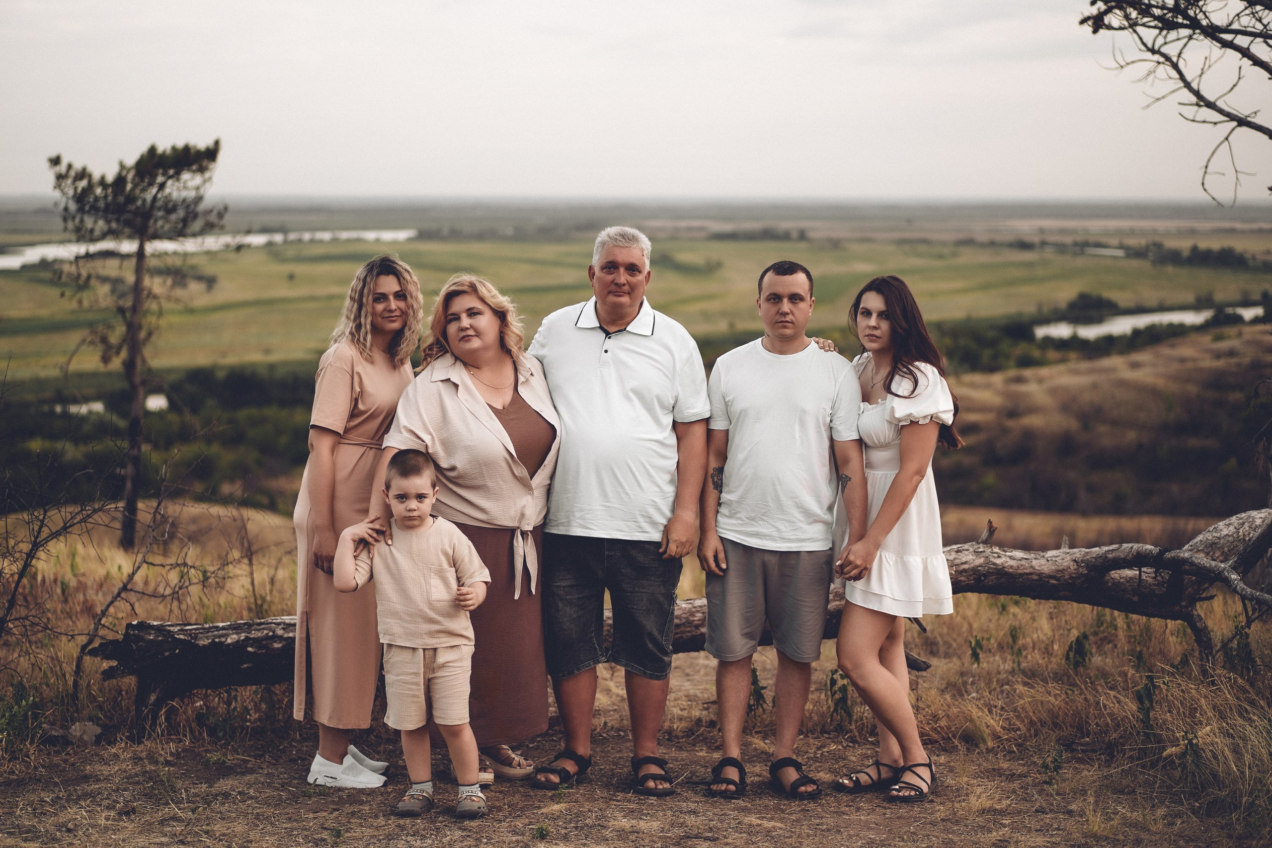 Уличная семейная фотосессия в Ростове-на-Дону. Фотограф Аксай, Новочеркасск. Свадебный фотограф в Ростове-на-Дону. Таинство Крещения и Венчания, семейные фотосессии. Алёна Чёботова