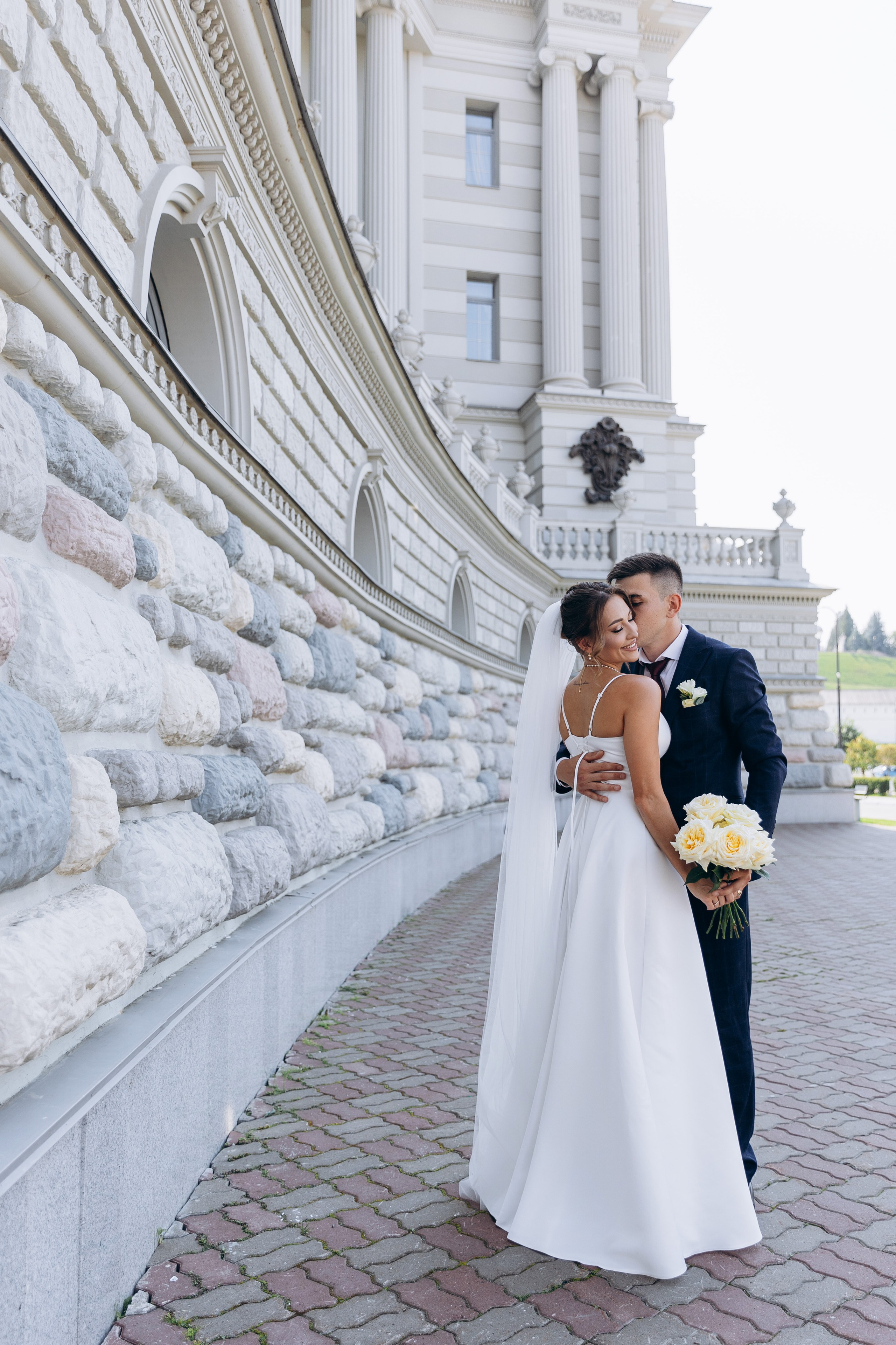 Свадебный фотограф в Казани ловит искренние эмоции пары во время свадебной съемки