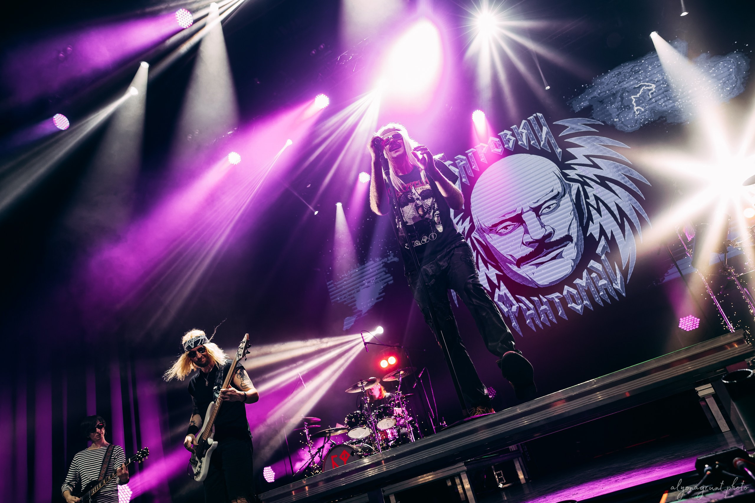 Багровый Фантомас, фоторепортаж, СПб, BASE, 14.12.2025. Алена Адрианова: фотограф в Санкт-Петербурге