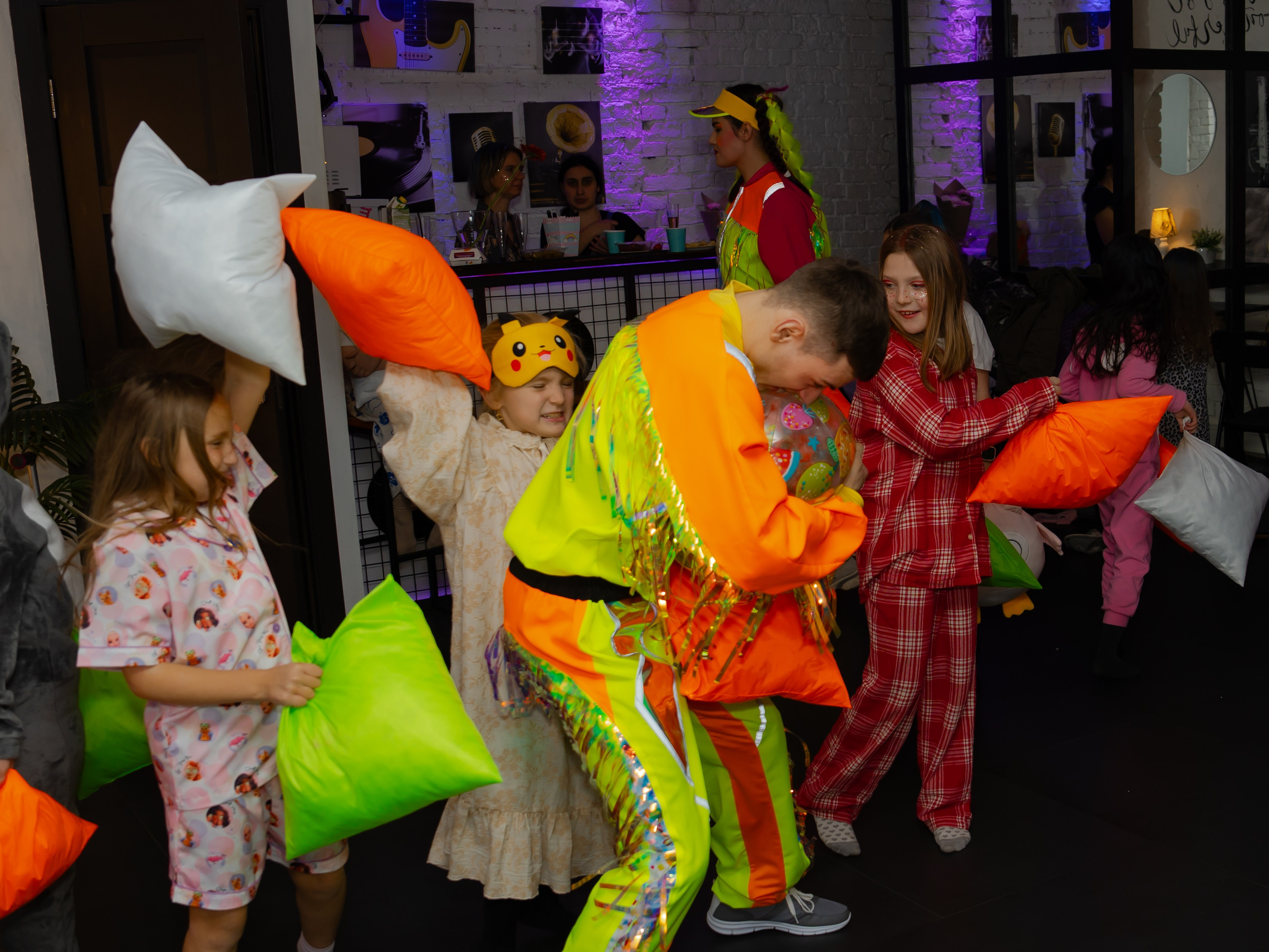 Битва подушками. Крамер Юлиана детский и семейный фотограф