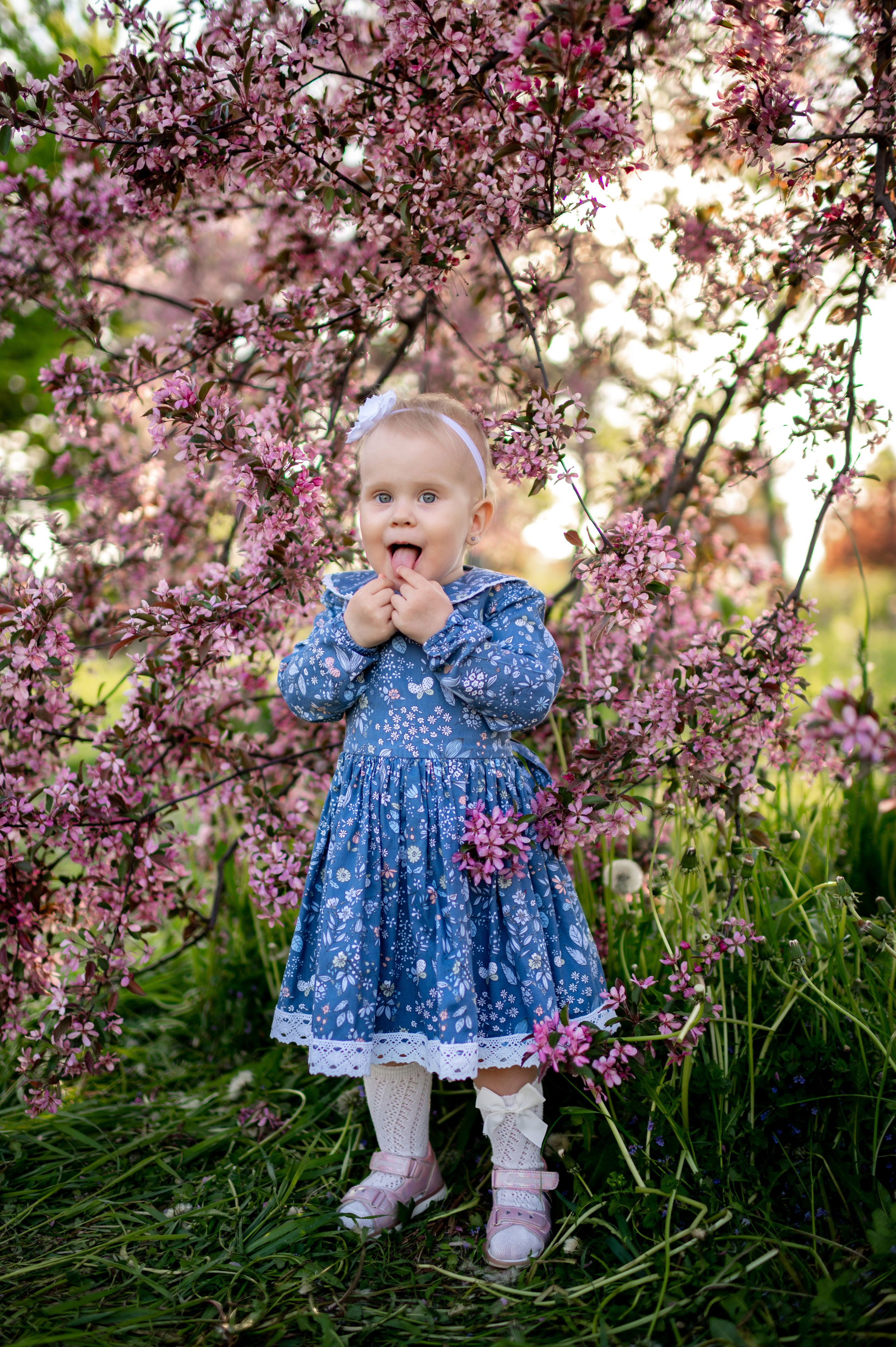 Ника и родители в розовых яблонях. Портретный, семейный и свадебный фотограф в Санкт-Петербурге и в Пушкине Ширяев Денис